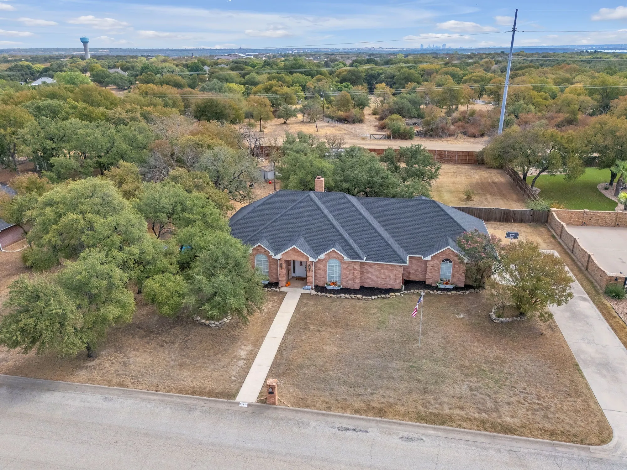 Single Family Residence For Sale in Tarrant County , 128 Lakeside Oaks Circle, Lakeside, Texas 76135, 3 Bedroom, 2 Bathroom, 2 Garage spaces, 2,513 Sqft, built in 1994, mls#21399828, Real Estate Agent in Lakeside, Homes For Sale in Tarrant county, Homes For Sale in Lakeside, Realtor in Lakeside Texas, Real Estate Brokerage Independent Realty Texas, Luminita Cordes Realtor