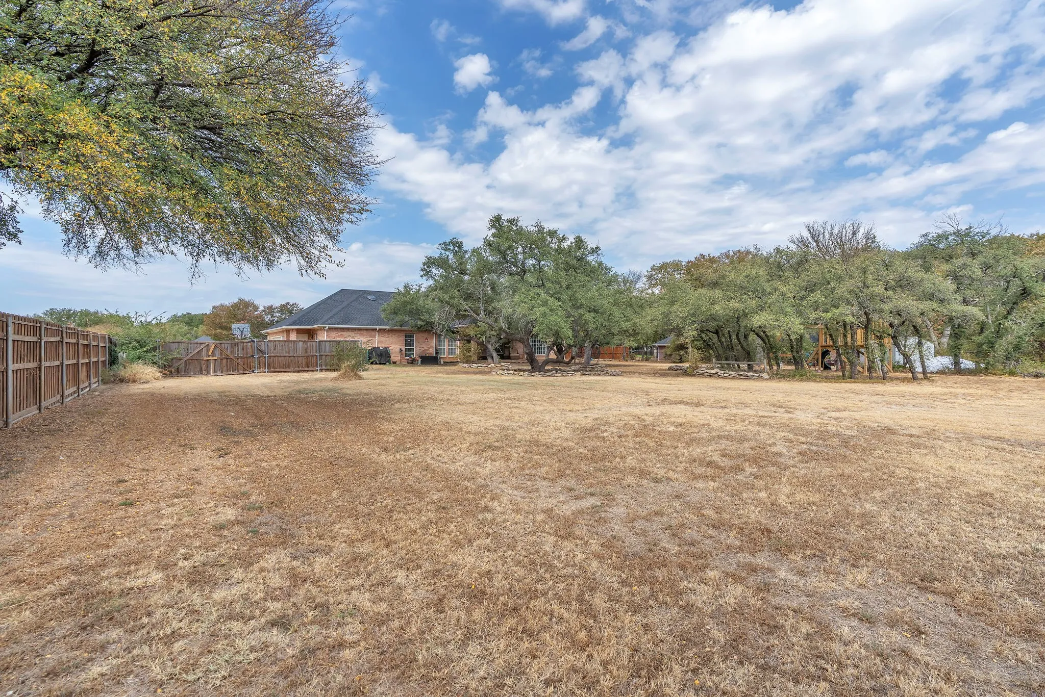 Single Family Residence For Sale in Tarrant County , 128 Lakeside Oaks Circle, Lakeside, Texas 76135, 3 Bedroom, 2 Bathroom, 2 Garage spaces, 2,513 Sqft, built in 1994, mls#21399828, Real Estate Agent in Lakeside, Homes For Sale in Tarrant county, Homes For Sale in Lakeside, Realtor in Lakeside Texas, Real Estate Brokerage Independent Realty Texas, Luminita Cordes Realtor