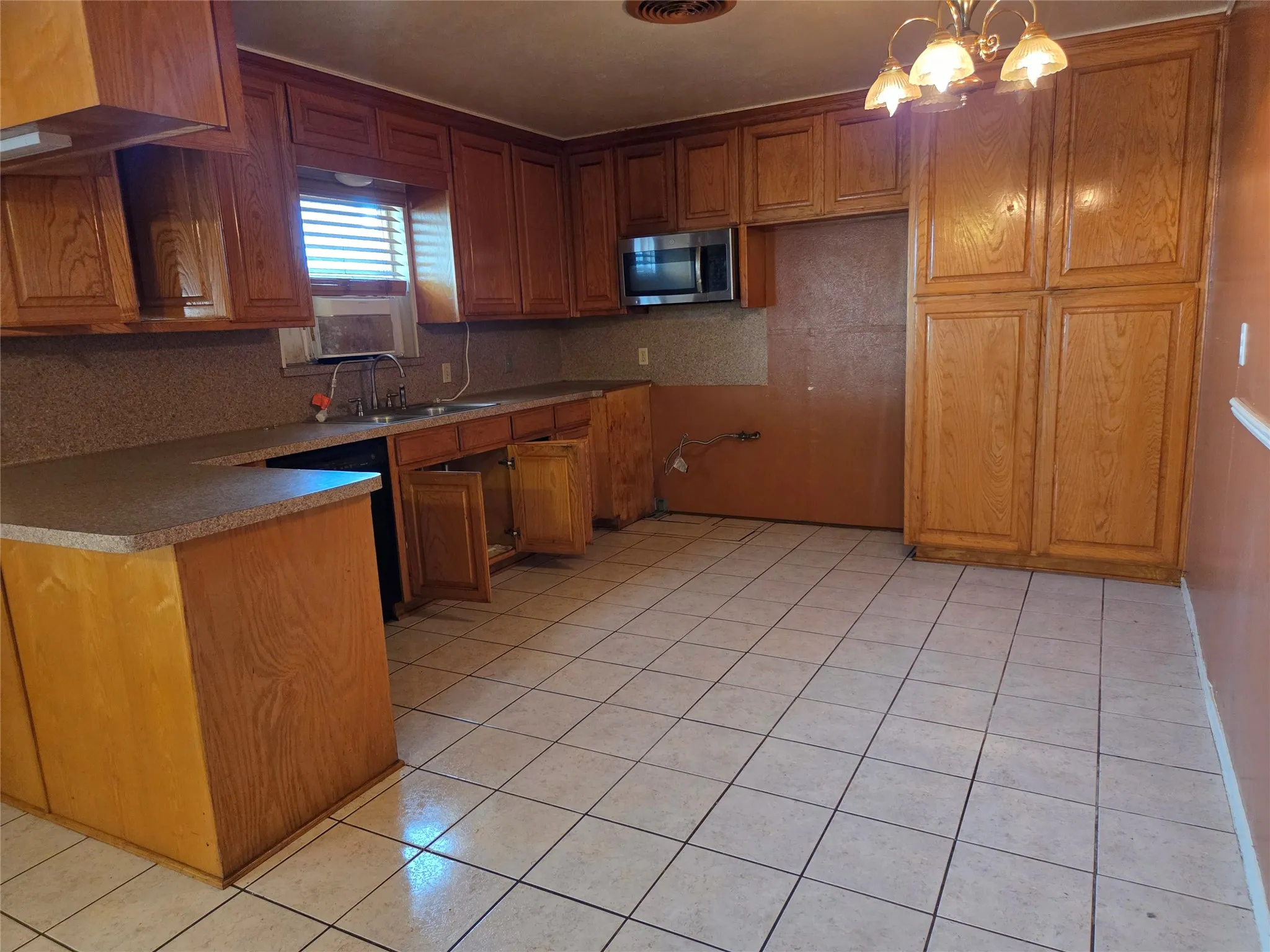 Single Family Residence For Sale in Tarrant County , 3812 Triumph Street, Forest Hill, Texas 76119, 3 Bedroom, 2 Bathroom, 2 Garage spaces, 1,927 Sqft, built in 1964, mls#21400145, Real Estate Agent in Forest Hill, Homes For Sale in Tarrant county, Homes For Sale in Forest Hill, Realtor in Forest Hill Texas, Real Estate Brokerage Independent Realty Texas, Luminita Cordes Realtor