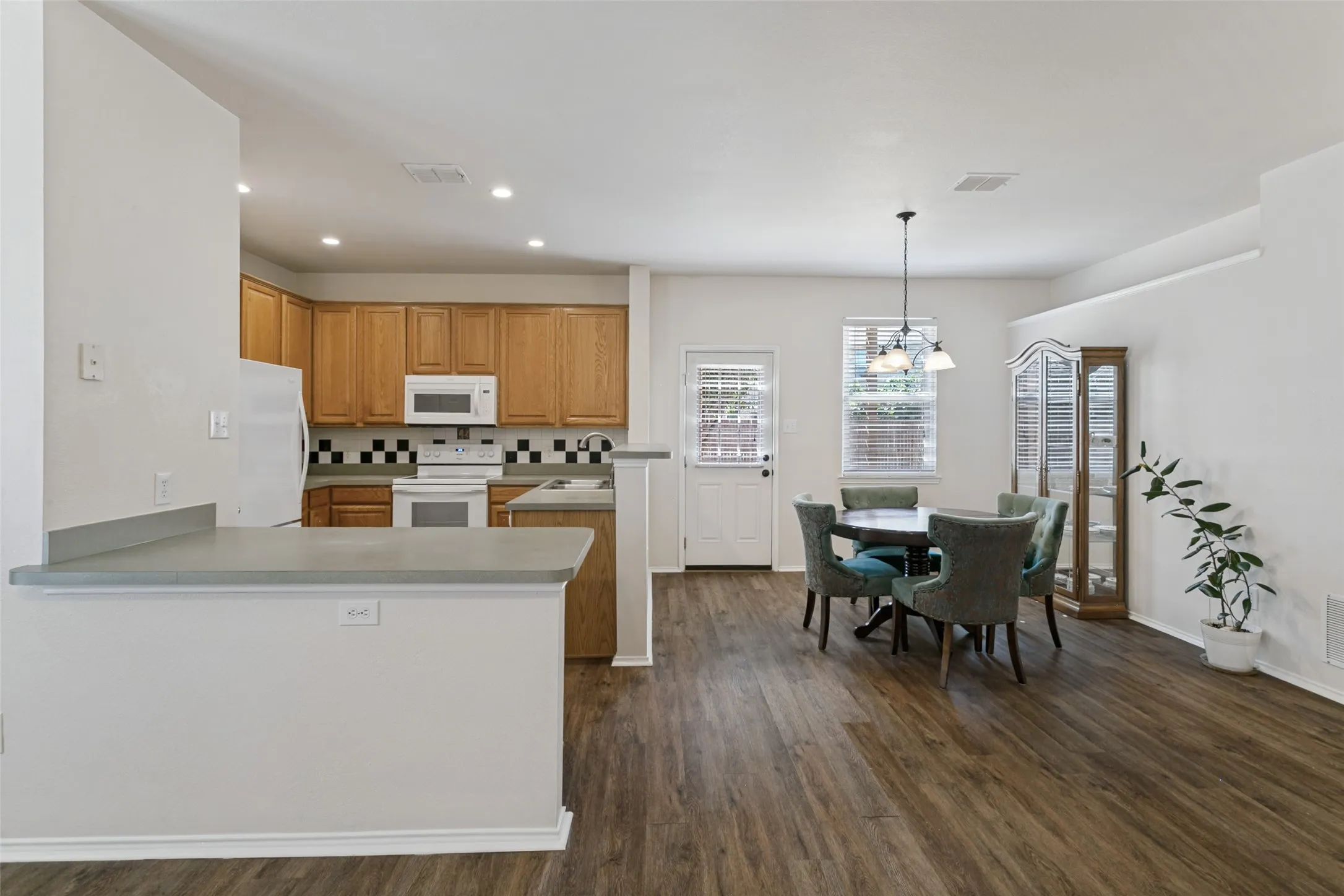 Single Family Residence For Sale in Tarrant County , 8405 Ram Ridge Road, Fort Worth, Texas 76137, 3 Bedroom, 2 Bathroom, 2 Garage spaces, 1,560 Sqft, built in 2001, mls#21400125, Real Estate Agent in Fort Worth, Homes For Sale in Tarrant county, Homes For Sale in Fort Worth, Realtor in Fort Worth Texas, Real Estate Brokerage Independent Realty Texas, Luminita Cordes Realtor
