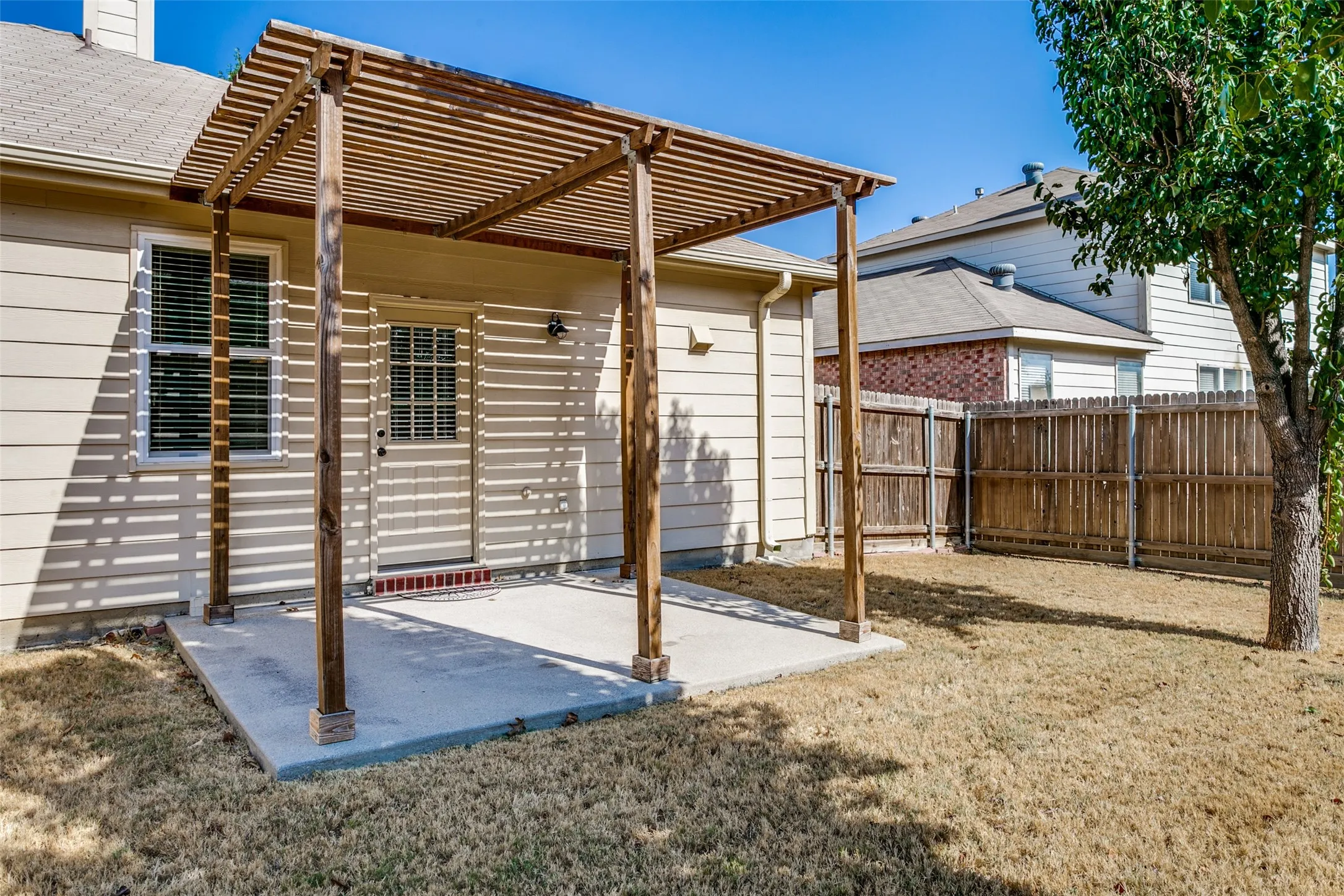 Single Family Residence For Sale in Tarrant County , 8405 Ram Ridge Road, Fort Worth, Texas 76137, 3 Bedroom, 2 Bathroom, 2 Garage spaces, 1,560 Sqft, built in 2001, mls#21400125, Real Estate Agent in Fort Worth, Homes For Sale in Tarrant county, Homes For Sale in Fort Worth, Realtor in Fort Worth Texas, Real Estate Brokerage Independent Realty Texas, Luminita Cordes Realtor