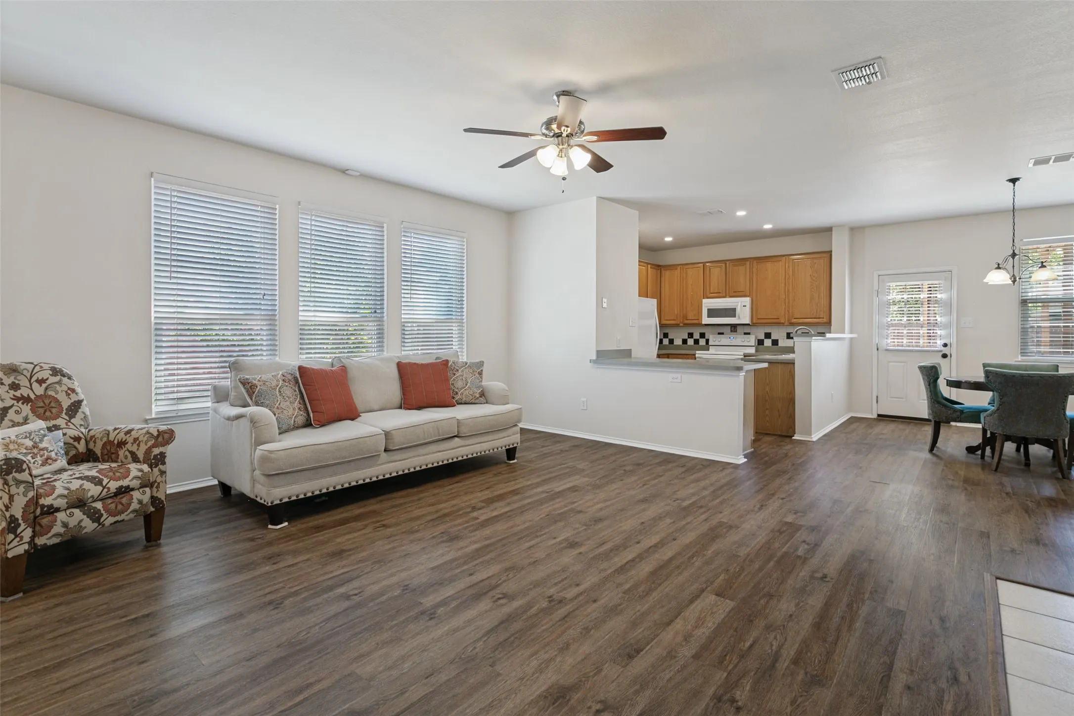 Single Family Residence For Sale in Tarrant County , 8405 Ram Ridge Road, Fort Worth, Texas 76137, 3 Bedroom, 2 Bathroom, 2 Garage spaces, 1,560 Sqft, built in 2001, mls#21400125, Real Estate Agent in Fort Worth, Homes For Sale in Tarrant county, Homes For Sale in Fort Worth, Realtor in Fort Worth Texas, Real Estate Brokerage Independent Realty Texas, Luminita Cordes Realtor