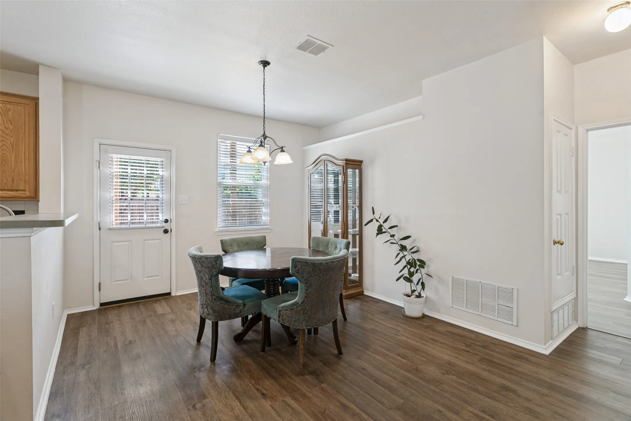 Single Family Residence For Sale in Tarrant County , 8405 Ram Ridge Road, Fort Worth, Texas 76137, 3 Bedroom, 2 Bathroom, 2 Garage spaces, 1,560 Sqft, built in 2001, mls#21400125, Real Estate Agent in Fort Worth, Homes For Sale in Tarrant county, Homes For Sale in Fort Worth, Realtor in Fort Worth Texas, Real Estate Brokerage Independent Realty Texas, Luminita Cordes Realtor