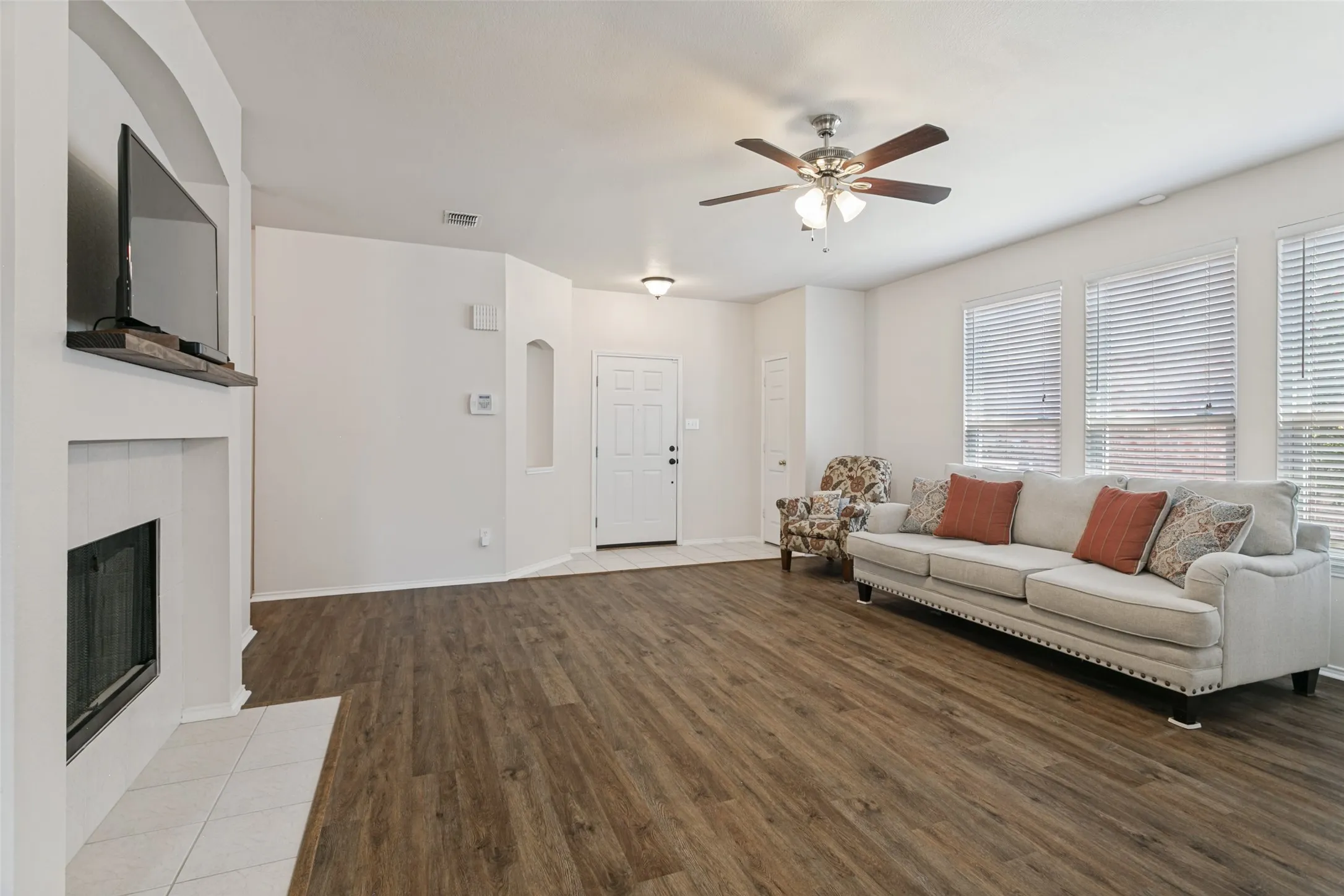 Single Family Residence For Sale in Tarrant County , 8405 Ram Ridge Road, Fort Worth, Texas 76137, 3 Bedroom, 2 Bathroom, 2 Garage spaces, 1,560 Sqft, built in 2001, mls#21400125, Real Estate Agent in Fort Worth, Homes For Sale in Tarrant county, Homes For Sale in Fort Worth, Realtor in Fort Worth Texas, Real Estate Brokerage Independent Realty Texas, Luminita Cordes Realtor
