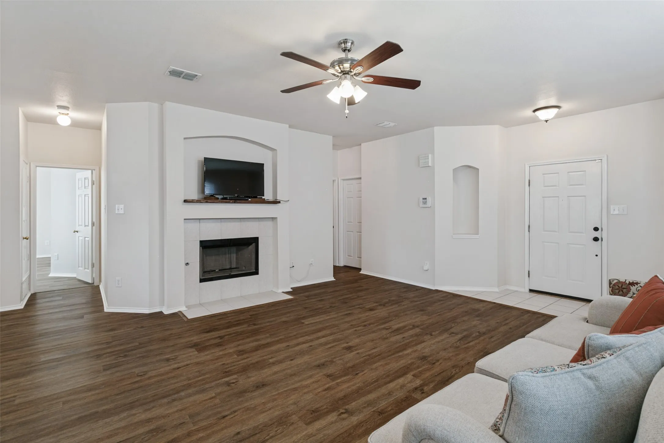 Single Family Residence For Sale in Tarrant County , 8405 Ram Ridge Road, Fort Worth, Texas 76137, 3 Bedroom, 2 Bathroom, 2 Garage spaces, 1,560 Sqft, built in 2001, mls#21400125, Real Estate Agent in Fort Worth, Homes For Sale in Tarrant county, Homes For Sale in Fort Worth, Realtor in Fort Worth Texas, Real Estate Brokerage Independent Realty Texas, Luminita Cordes Realtor