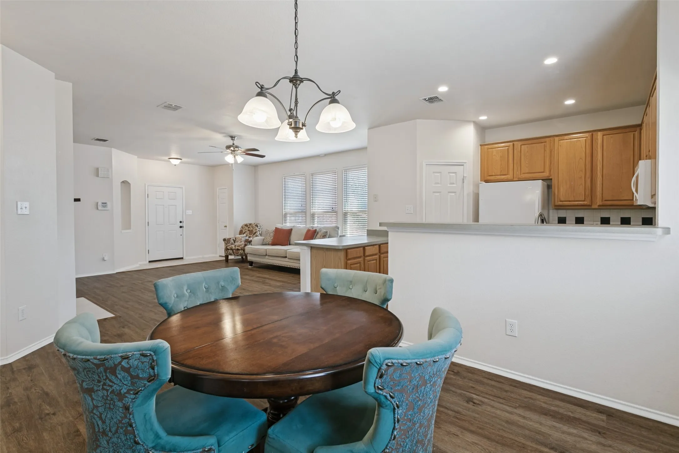 Single Family Residence For Sale in Tarrant County , 8405 Ram Ridge Road, Fort Worth, Texas 76137, 3 Bedroom, 2 Bathroom, 2 Garage spaces, 1,560 Sqft, built in 2001, mls#21400125, Real Estate Agent in Fort Worth, Homes For Sale in Tarrant county, Homes For Sale in Fort Worth, Realtor in Fort Worth Texas, Real Estate Brokerage Independent Realty Texas, Luminita Cordes Realtor