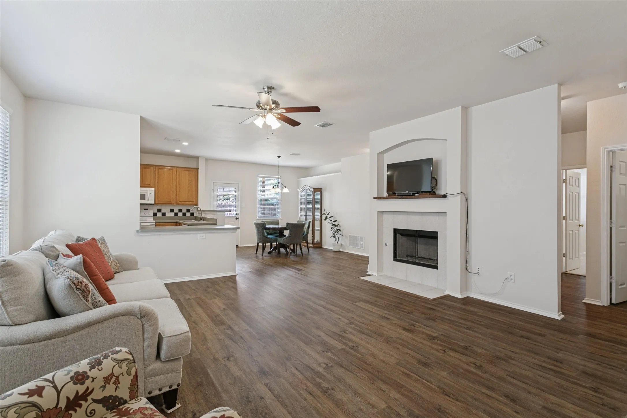 Single Family Residence For Sale in Tarrant County , 8405 Ram Ridge Road, Fort Worth, Texas 76137, 3 Bedroom, 2 Bathroom, 2 Garage spaces, 1,560 Sqft, built in 2001, mls#21400125, Real Estate Agent in Fort Worth, Homes For Sale in Tarrant county, Homes For Sale in Fort Worth, Realtor in Fort Worth Texas, Real Estate Brokerage Independent Realty Texas, Luminita Cordes Realtor