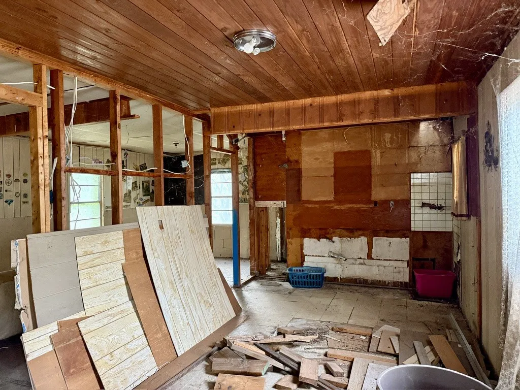 Single Family Residence For Sale in Bosque County , 212 County Road 1746, Clifton, Texas 76634, 1 Bedroom, 0, Garage spaces, 1,260 Sqft, built in 1965, mls#21400201, Real Estate Agent in Clifton, Homes For Sale in Bosque county, Homes For Sale in Clifton, Realtor in Clifton Texas, Real Estate Brokerage Independent Realty Texas, Luminita Cordes Realtor