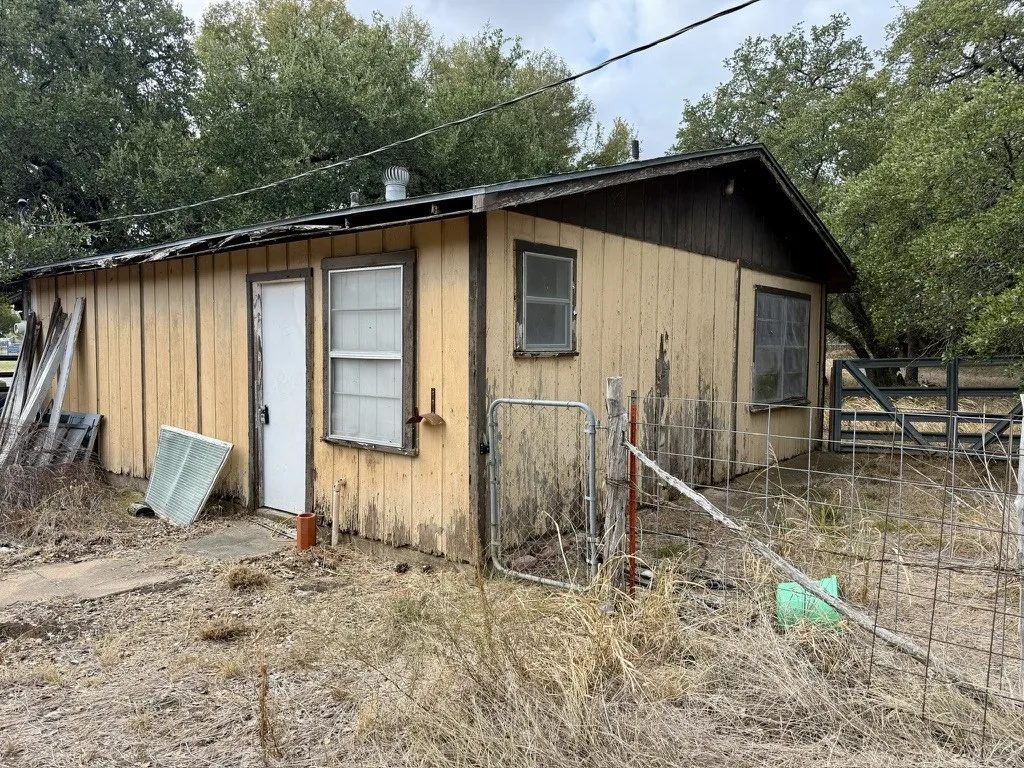 Single Family Residence For Sale in Bosque County , 212 County Road 1746, Clifton, Texas 76634, 1 Bedroom, 0, Garage spaces, 1,260 Sqft, built in 1965, mls#21400201, Real Estate Agent in Clifton, Homes For Sale in Bosque county, Homes For Sale in Clifton, Realtor in Clifton Texas, Real Estate Brokerage Independent Realty Texas, Luminita Cordes Realtor
