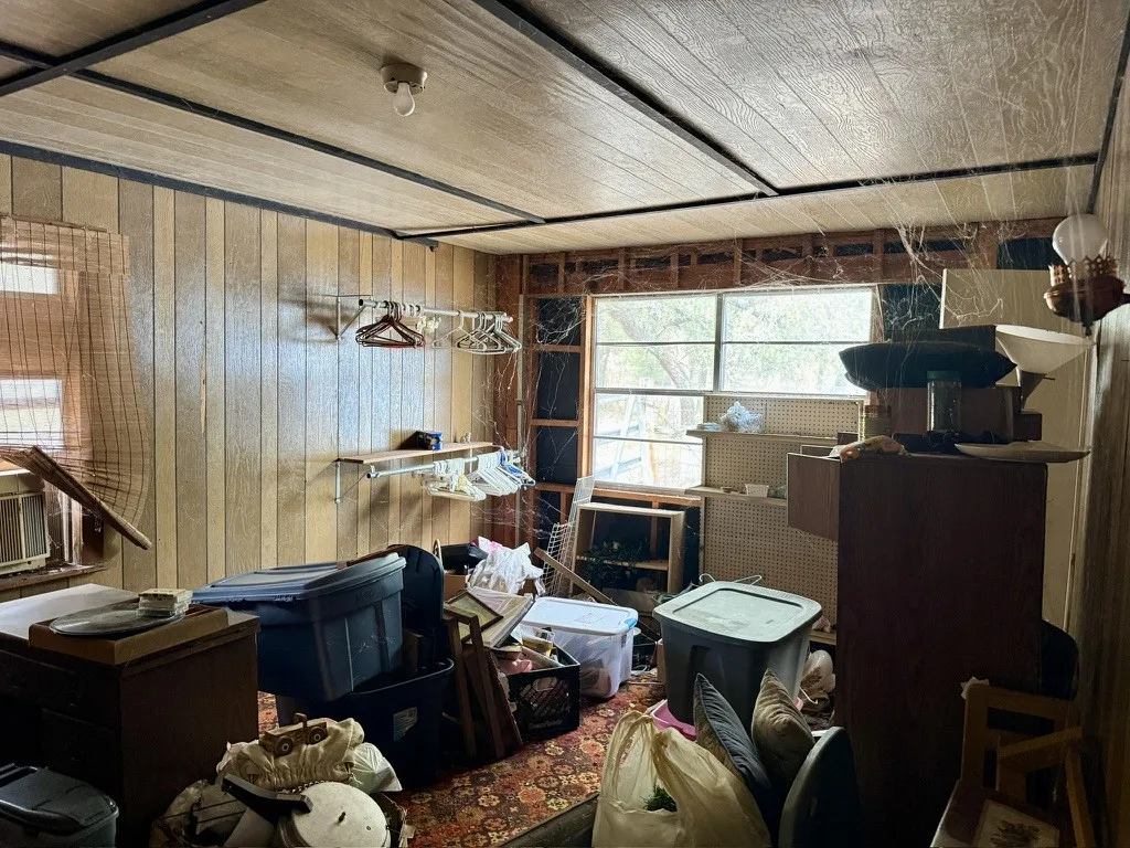 Single Family Residence For Sale in Bosque County , 212 County Road 1746, Clifton, Texas 76634, 1 Bedroom, 0, Garage spaces, 1,260 Sqft, built in 1965, mls#21400201, Real Estate Agent in Clifton, Homes For Sale in Bosque county, Homes For Sale in Clifton, Realtor in Clifton Texas, Real Estate Brokerage Independent Realty Texas, Luminita Cordes Realtor