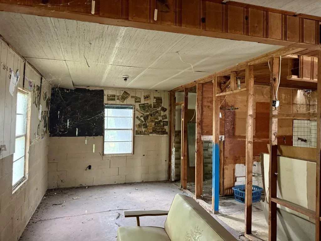 Single Family Residence For Sale in Bosque County , 212 County Road 1746, Clifton, Texas 76634, 1 Bedroom, 0, Garage spaces, 1,260 Sqft, built in 1965, mls#21400201, Real Estate Agent in Clifton, Homes For Sale in Bosque county, Homes For Sale in Clifton, Realtor in Clifton Texas, Real Estate Brokerage Independent Realty Texas, Luminita Cordes Realtor