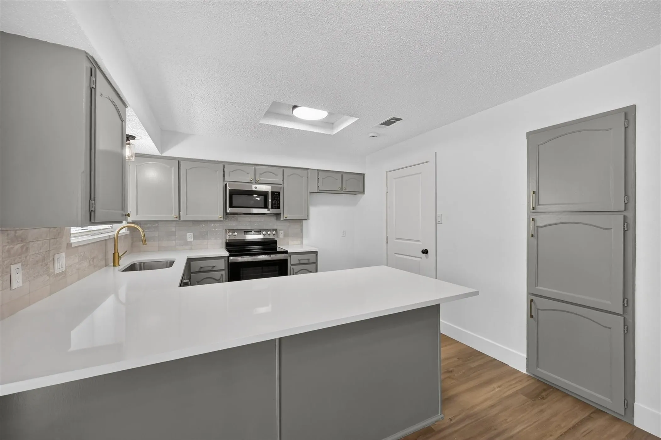 Single Family Residence For Sale in Tarrant County , 6804 Fair Meadows Drive, North Richland Hills, Texas 76182, 3 Bedroom, 2 Bathroom, 2 Garage spaces, 1,586 Sqft, built in 1983, mls#21395613, Real Estate Agent in North Richland Hills, Homes For Sale in Tarrant county, Homes For Sale in North Richland Hills, Realtor in North Richland Hills Texas, Real Estate Brokerage Independent Realty Texas, Luminita Cordes Realtor