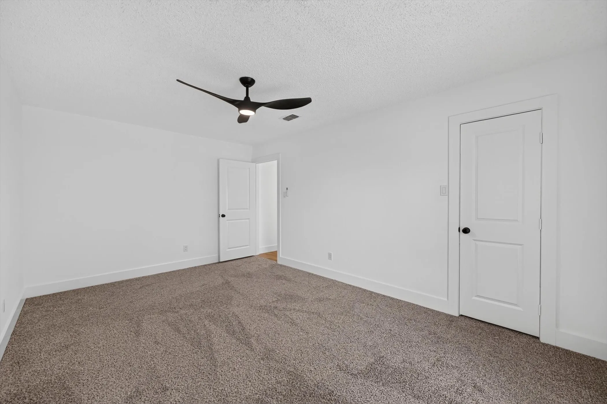 Single Family Residence For Sale in Tarrant County , 6804 Fair Meadows Drive, North Richland Hills, Texas 76182, 3 Bedroom, 2 Bathroom, 2 Garage spaces, 1,586 Sqft, built in 1983, mls#21395613, Real Estate Agent in North Richland Hills, Homes For Sale in Tarrant county, Homes For Sale in North Richland Hills, Realtor in North Richland Hills Texas, Real Estate Brokerage Independent Realty Texas, Luminita Cordes Realtor