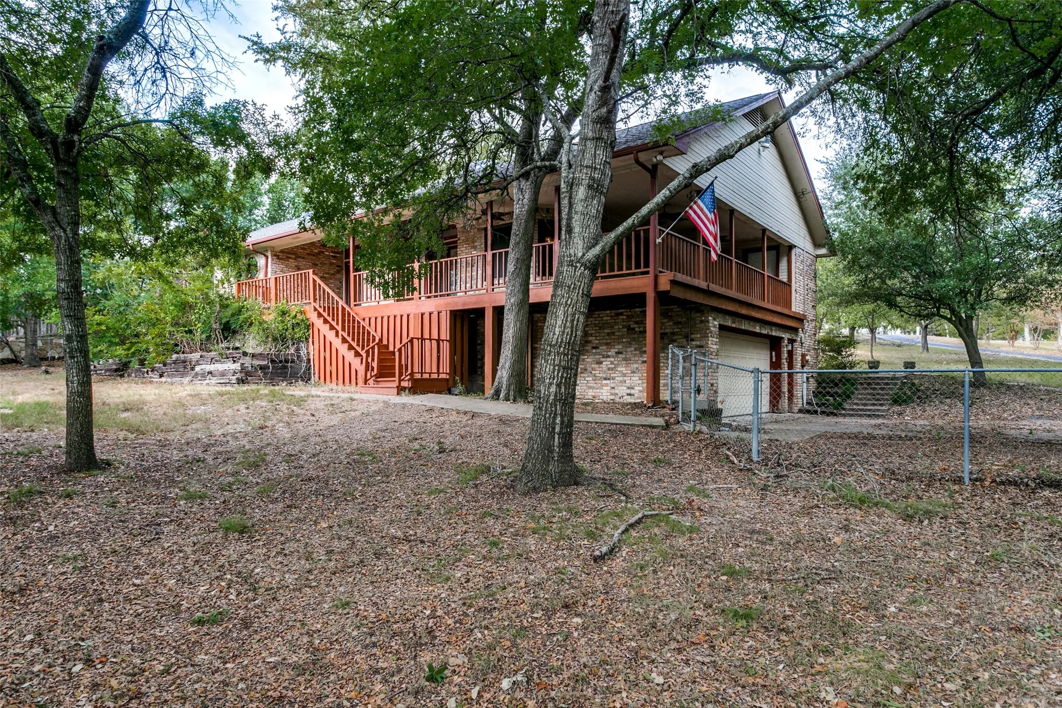 Single Family Residence For Sale in Parker County , 201 Squaw Creek Road, Willow Park, Texas 76087, 3 Bedroom, 3 Bathroom, 2 Garage spaces, 2,306 Sqft, built in 1985, mls#21398286, Real Estate Agent in Willow Park, Homes For Sale in Parker county, Homes For Sale in Willow Park, Realtor in Willow Park Texas, Real Estate Brokerage Independent Realty Texas, Luminita Cordes Realtor