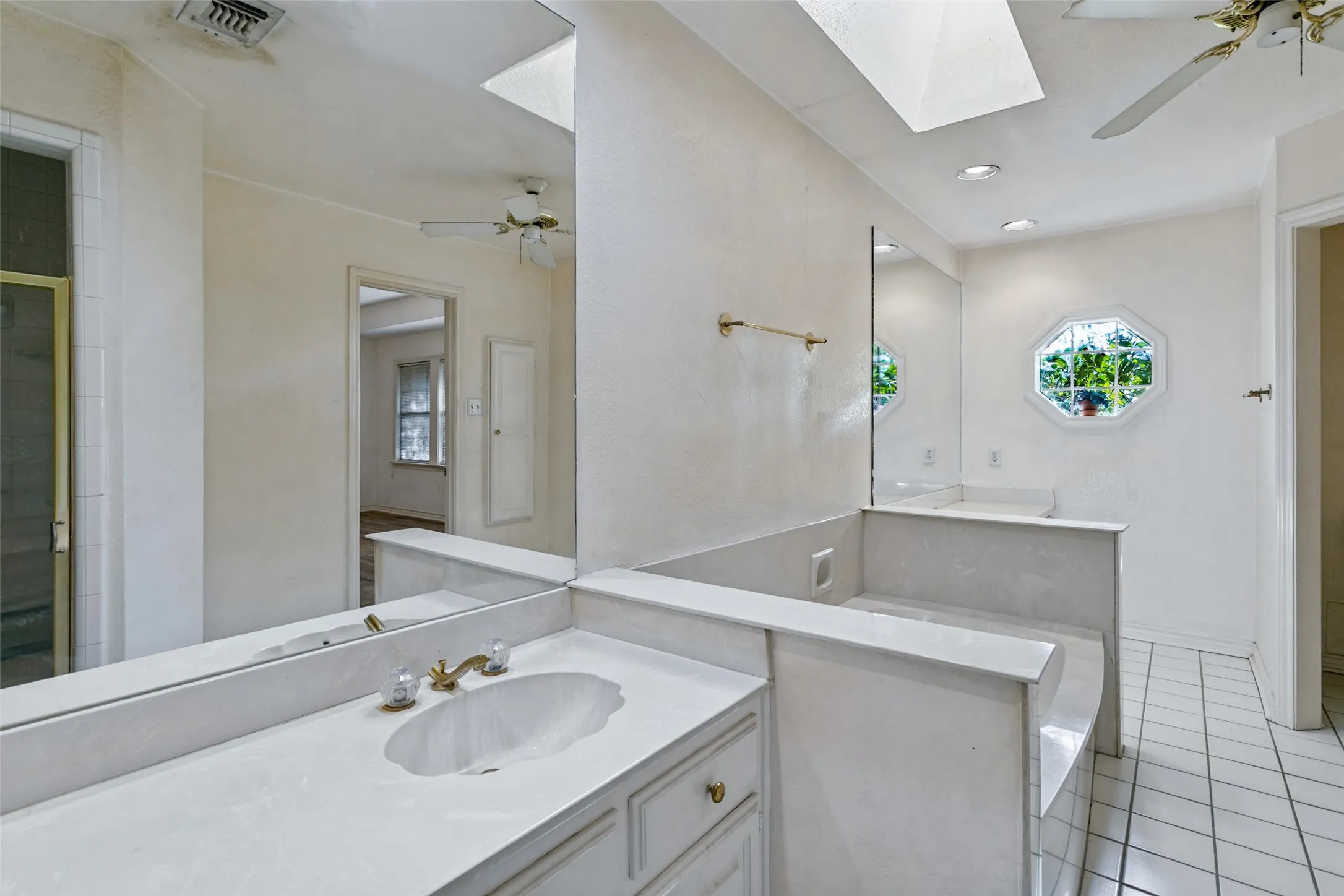 Single Family Residence For Sale in Parker County , 201 Squaw Creek Road, Willow Park, Texas 76087, 3 Bedroom, 3 Bathroom, 2 Garage spaces, 2,306 Sqft, built in 1985, mls#21398286, Real Estate Agent in Willow Park, Homes For Sale in Parker county, Homes For Sale in Willow Park, Realtor in Willow Park Texas, Real Estate Brokerage Independent Realty Texas, Luminita Cordes Realtor