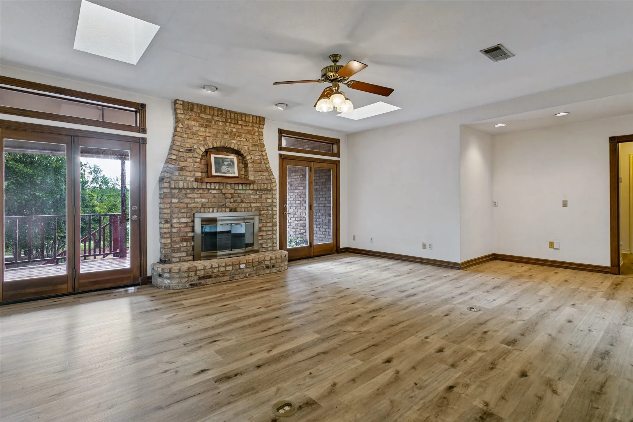Single Family Residence For Sale in Parker County , 201 Squaw Creek Road, Willow Park, Texas 76087, 3 Bedroom, 3 Bathroom, 2 Garage spaces, 2,306 Sqft, built in 1985, mls#21398286, Real Estate Agent in Willow Park, Homes For Sale in Parker county, Homes For Sale in Willow Park, Realtor in Willow Park Texas, Real Estate Brokerage Independent Realty Texas, Luminita Cordes Realtor