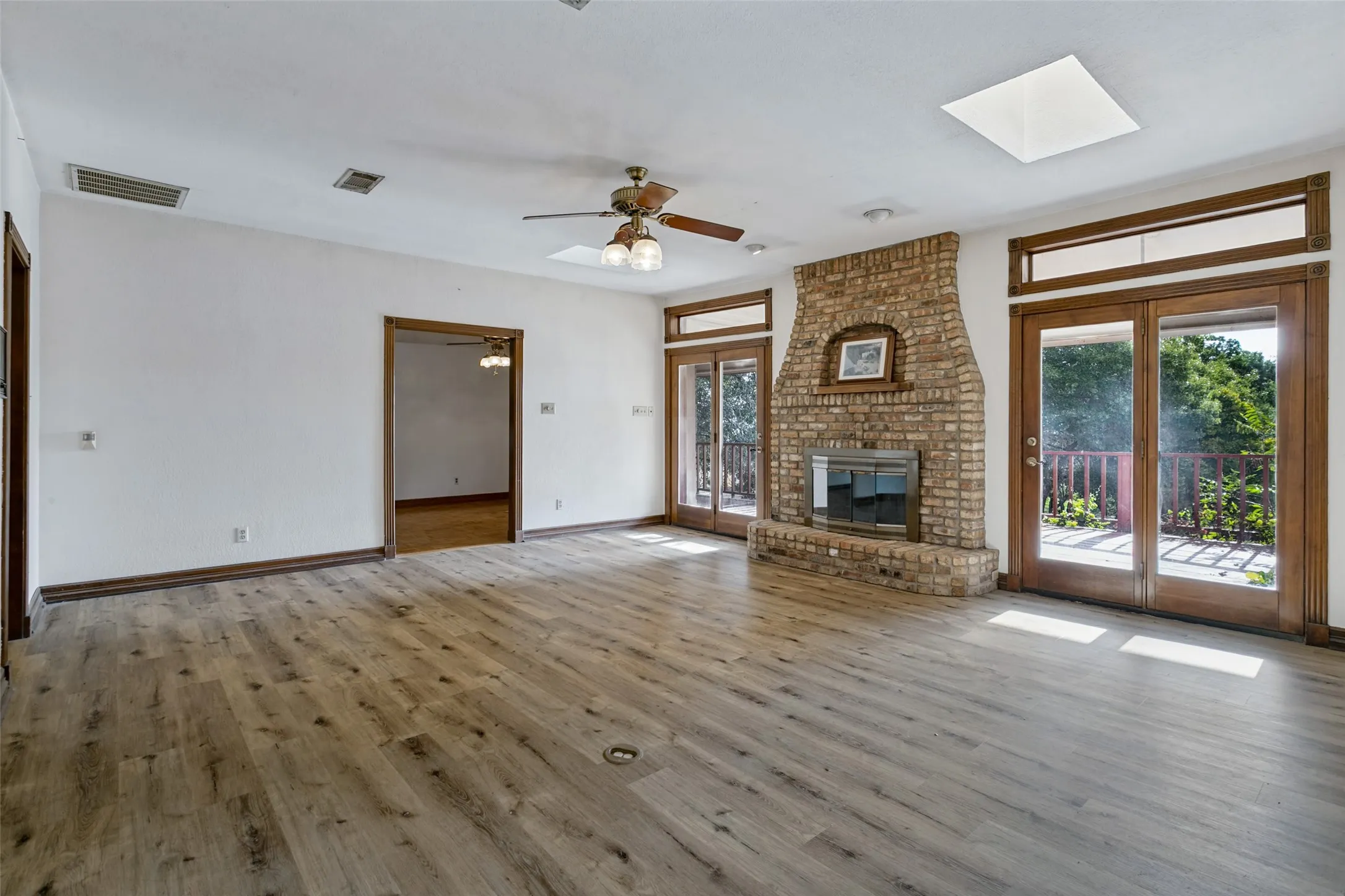 Single Family Residence For Sale in Parker County , 201 Squaw Creek Road, Willow Park, Texas 76087, 3 Bedroom, 3 Bathroom, 2 Garage spaces, 2,306 Sqft, built in 1985, mls#21398286, Real Estate Agent in Willow Park, Homes For Sale in Parker county, Homes For Sale in Willow Park, Realtor in Willow Park Texas, Real Estate Brokerage Independent Realty Texas, Luminita Cordes Realtor