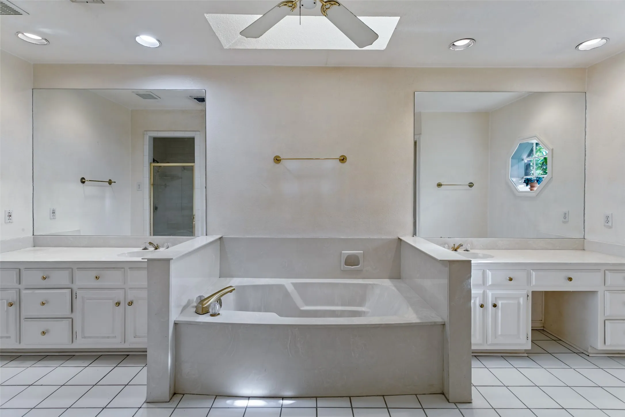 Single Family Residence For Sale in Parker County , 201 Squaw Creek Road, Willow Park, Texas 76087, 3 Bedroom, 3 Bathroom, 2 Garage spaces, 2,306 Sqft, built in 1985, mls#21398286, Real Estate Agent in Willow Park, Homes For Sale in Parker county, Homes For Sale in Willow Park, Realtor in Willow Park Texas, Real Estate Brokerage Independent Realty Texas, Luminita Cordes Realtor