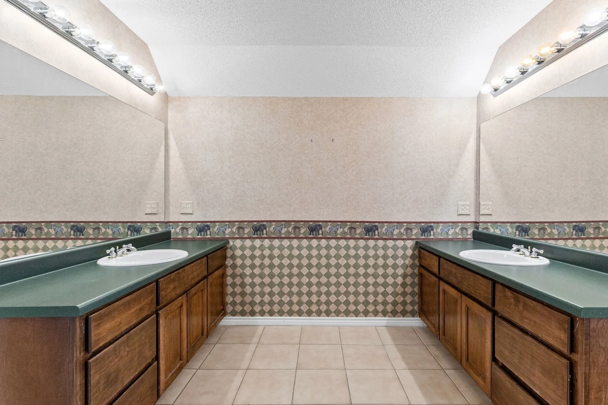 Shared bathroom between bedrooms 2&3.