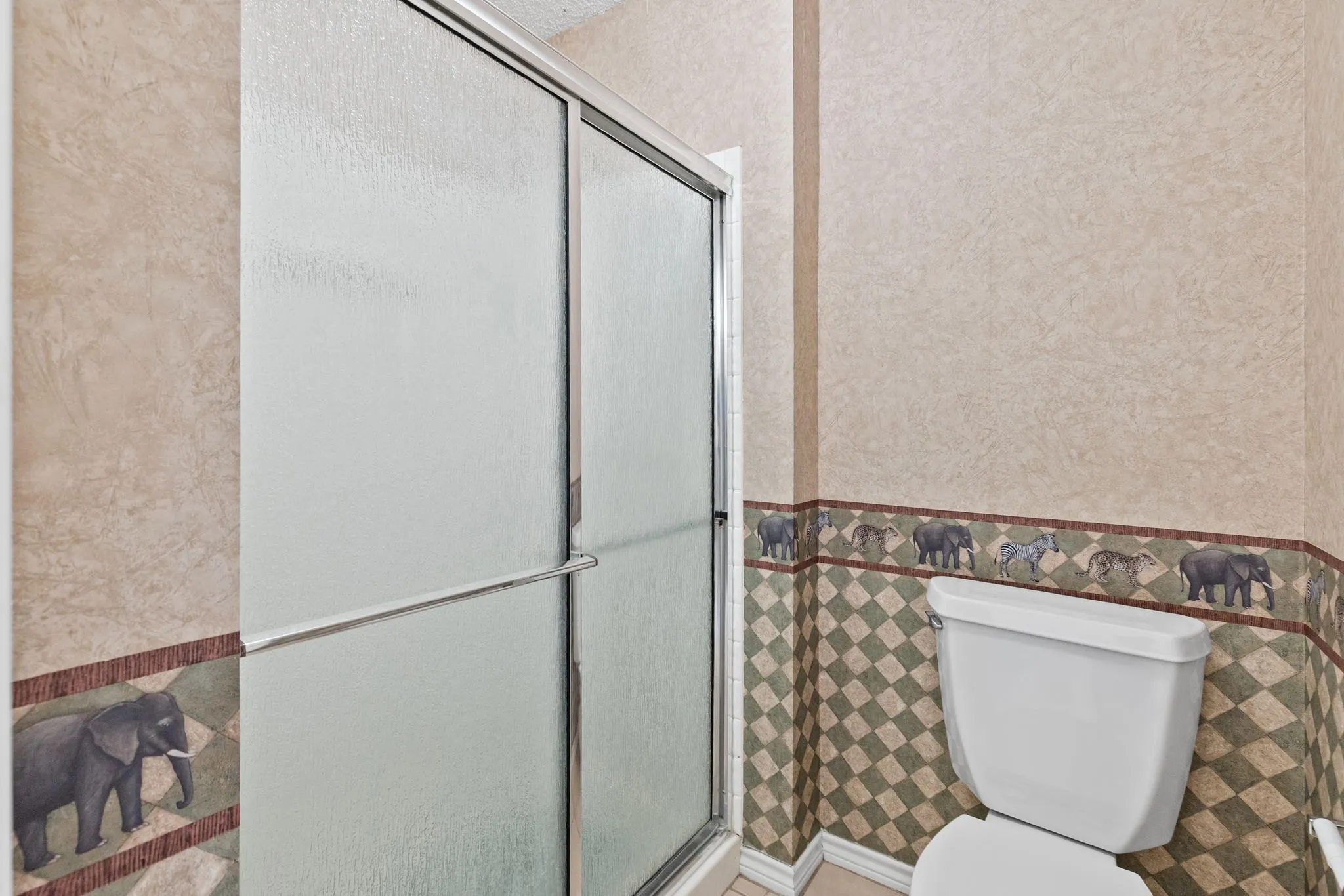 Shared bathroom between bedrooms 2&3.