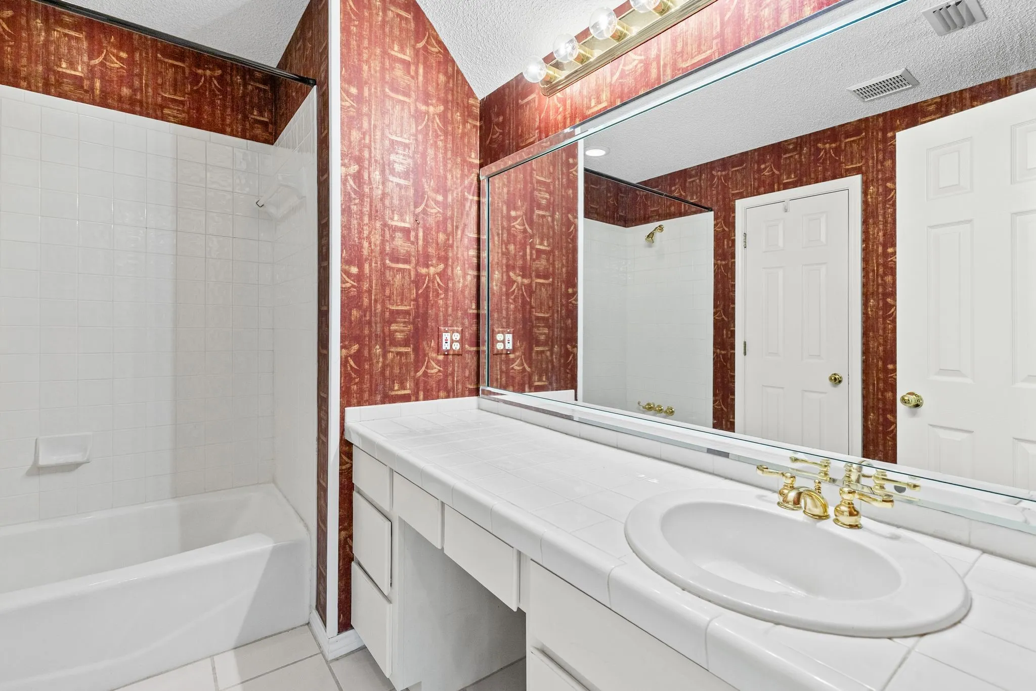 Ensuite bath for bedroom 5.