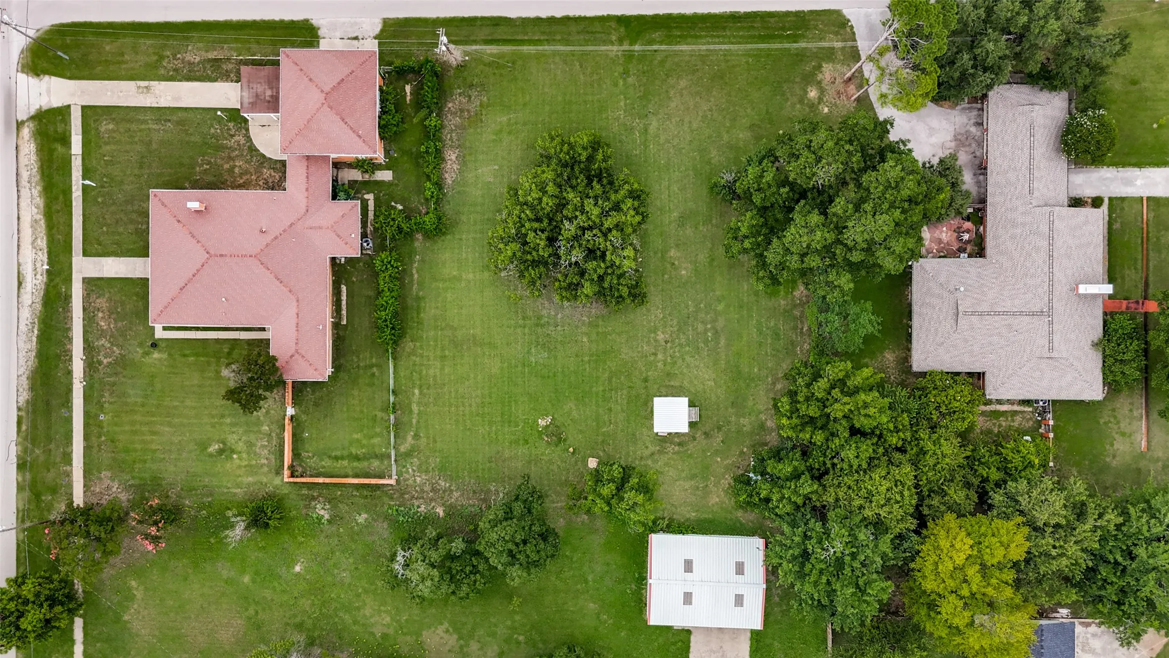 Single Family Residence For Sale in Denton County , 618 W 5th Street, Justin, Texas 76247, 3 Bedroom, 2 Bathroom, 2 Garage spaces, 2,631 Sqft, built in 1954, mls#21399699, Real Estate Agent in Justin, Homes For Sale in Denton county, Homes For Sale in Justin, Realtor in Justin Texas, Real Estate Brokerage Independent Realty Texas, Luminita Cordes Realtor