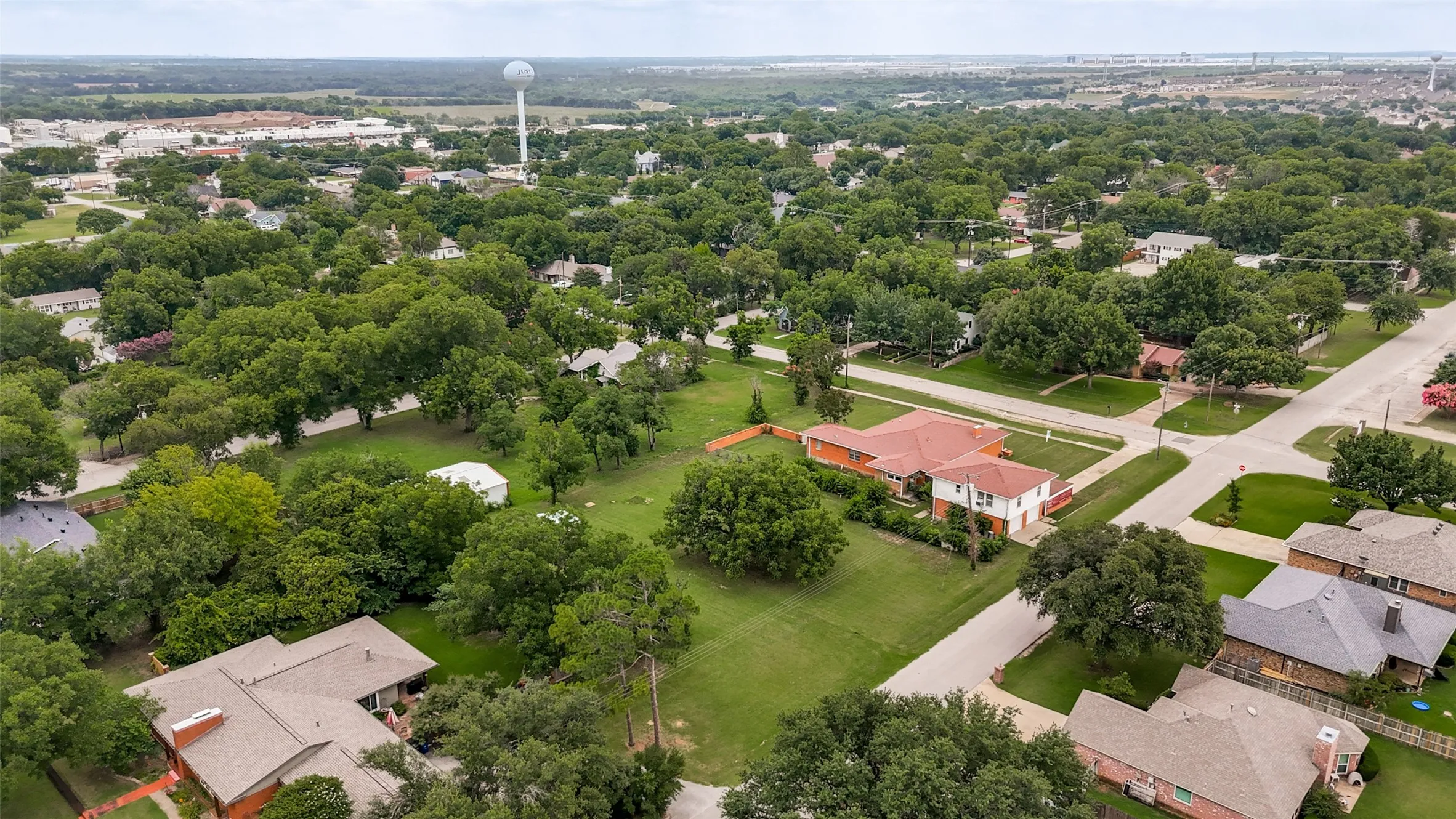 Single Family Residence For Sale in Denton County , 618 W 5th Street, Justin, Texas 76247, 3 Bedroom, 2 Bathroom, 2 Garage spaces, 2,631 Sqft, built in 1954, mls#21399699, Real Estate Agent in Justin, Homes For Sale in Denton county, Homes For Sale in Justin, Realtor in Justin Texas, Real Estate Brokerage Independent Realty Texas, Luminita Cordes Realtor