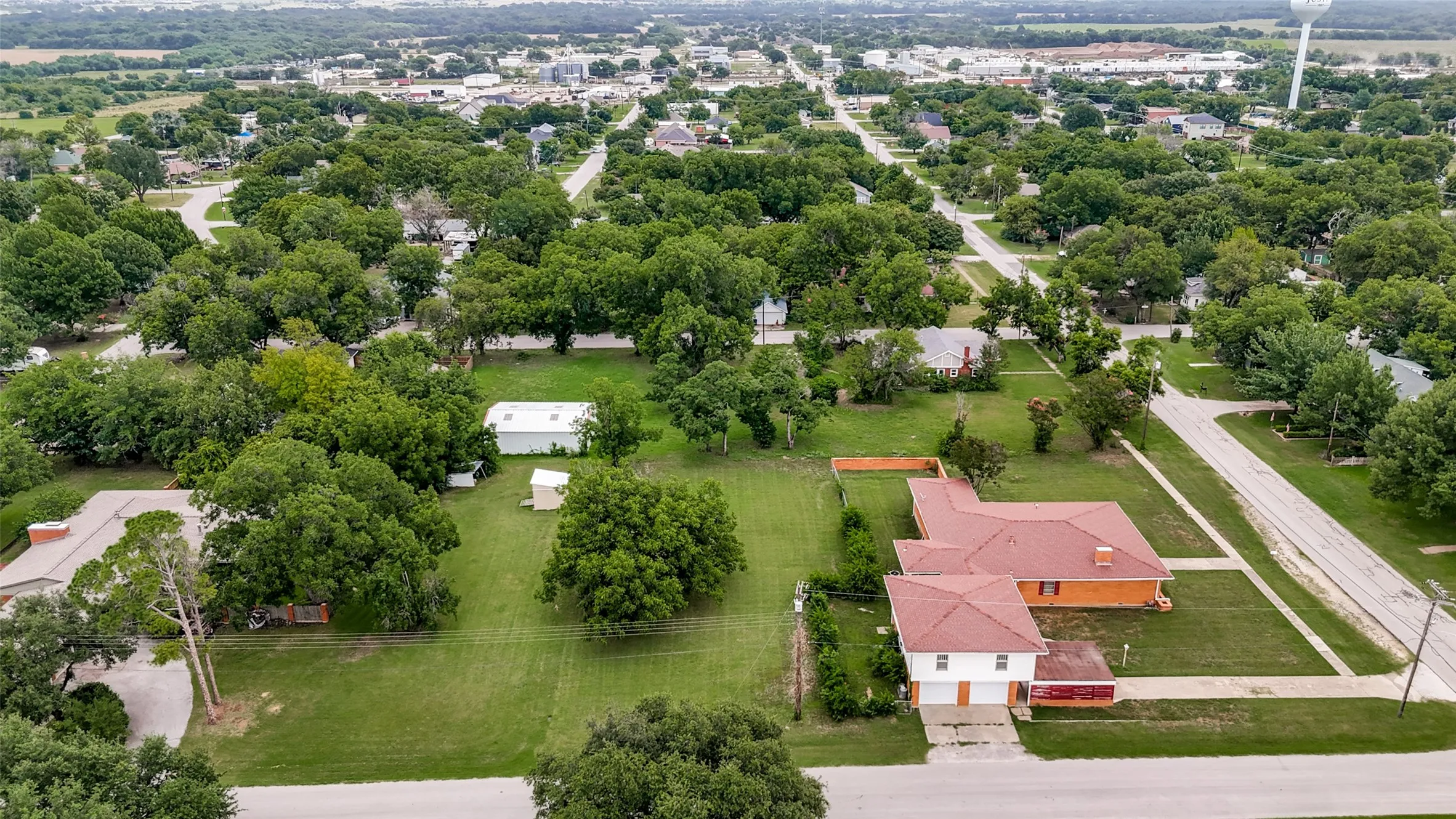 Single Family Residence For Sale in Denton County , 618 W 5th Street, Justin, Texas 76247, 3 Bedroom, 2 Bathroom, 2 Garage spaces, 2,631 Sqft, built in 1954, mls#21399699, Real Estate Agent in Justin, Homes For Sale in Denton county, Homes For Sale in Justin, Realtor in Justin Texas, Real Estate Brokerage Independent Realty Texas, Luminita Cordes Realtor