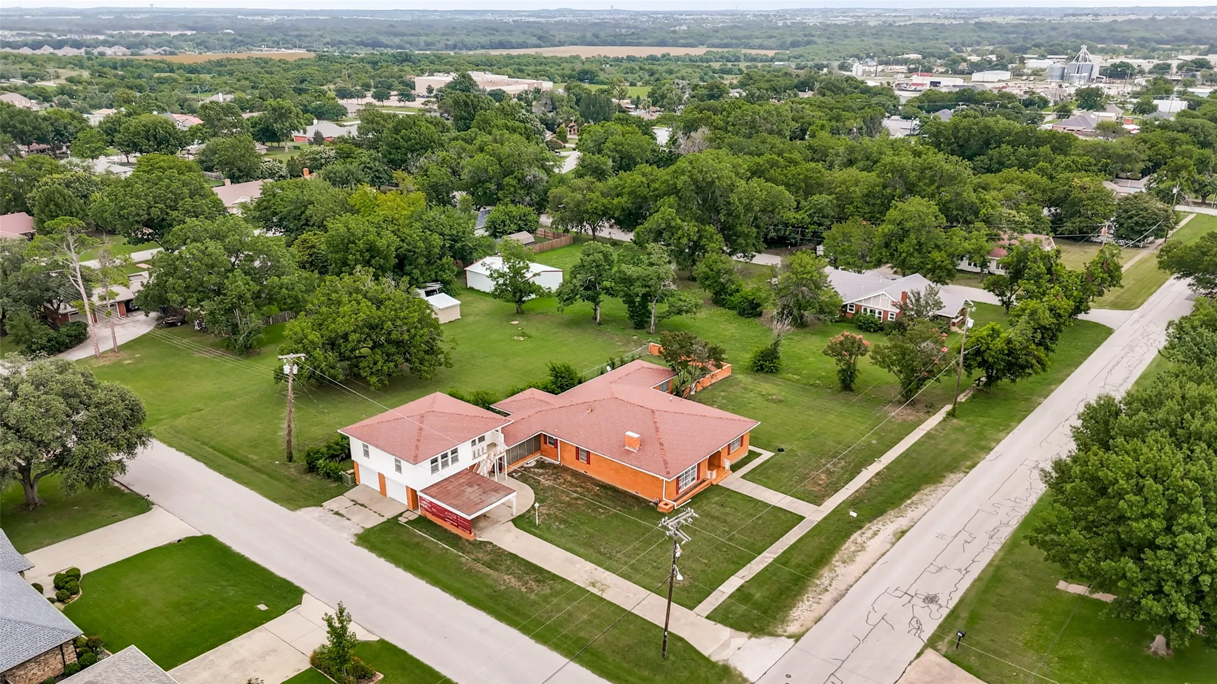 Single Family Residence For Sale in Denton County , 618 W 5th Street, Justin, Texas 76247, 3 Bedroom, 2 Bathroom, 2 Garage spaces, 2,631 Sqft, built in 1954, mls#21399699, Real Estate Agent in Justin, Homes For Sale in Denton county, Homes For Sale in Justin, Realtor in Justin Texas, Real Estate Brokerage Independent Realty Texas, Luminita Cordes Realtor