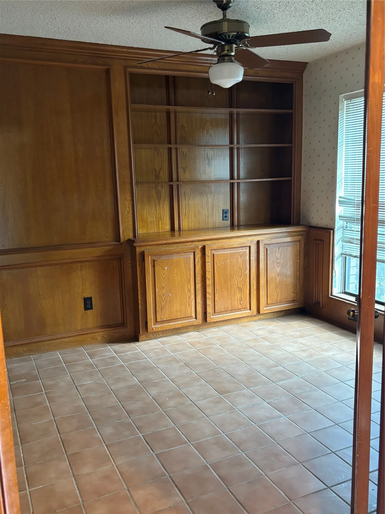 Single Family Residence For Sale in Dallas County , 2524 Heatherdale Drive, Mesquite, Texas 75150, 3 Bedroom, 3 Bathroom, 2 Garage spaces, 2,142 Sqft, built in 1987, mls#21400221, Real Estate Agent in Mesquite, Homes For Sale in Dallas county, Homes For Sale in Mesquite, Realtor in Mesquite Texas, Real Estate Brokerage Independent Realty Texas, Luminita Cordes Realtor