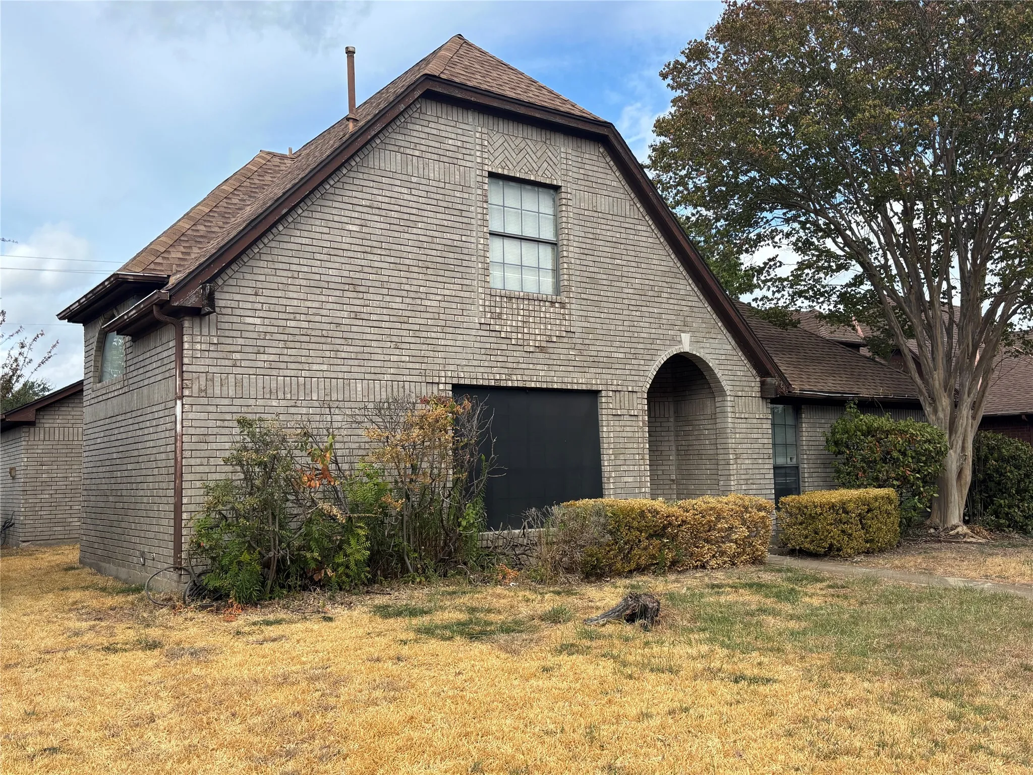 Single Family Residence For Sale in Dallas County , 2524 Heatherdale Drive, Mesquite, Texas 75150, 3 Bedroom, 3 Bathroom, 2 Garage spaces, 2,142 Sqft, built in 1987, mls#21400221, Real Estate Agent in Mesquite, Homes For Sale in Dallas county, Homes For Sale in Mesquite, Realtor in Mesquite Texas, Real Estate Brokerage Independent Realty Texas, Luminita Cordes Realtor