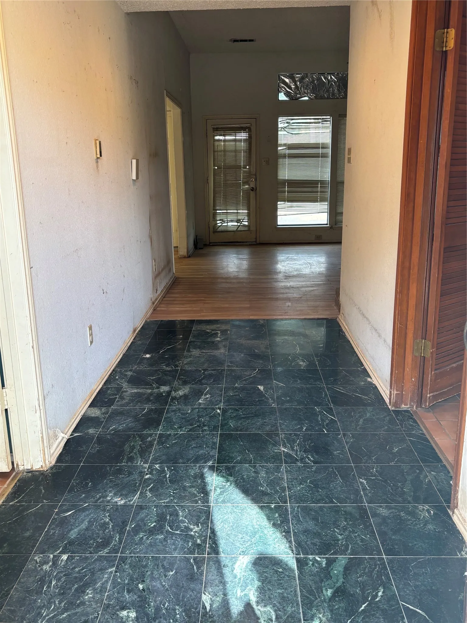 Single Family Residence For Sale in Dallas County , 2524 Heatherdale Drive, Mesquite, Texas 75150, 3 Bedroom, 3 Bathroom, 2 Garage spaces, 2,142 Sqft, built in 1987, mls#21400221, Real Estate Agent in Mesquite, Homes For Sale in Dallas county, Homes For Sale in Mesquite, Realtor in Mesquite Texas, Real Estate Brokerage Independent Realty Texas, Luminita Cordes Realtor