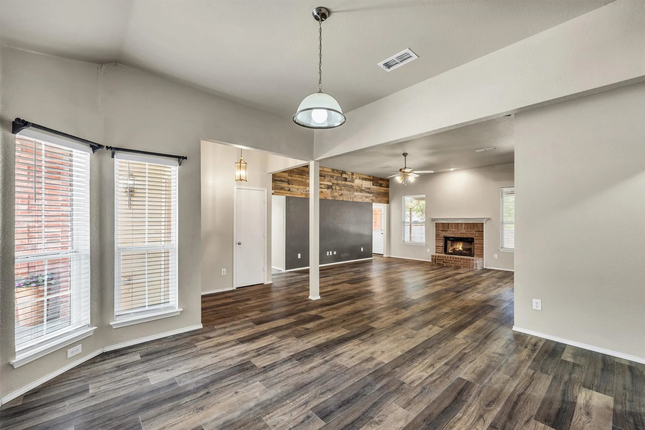 Single Family Residence For Sale in Ellis County , 419 River Oaks Boulevard, Waxahachie, Texas 75165, 3 Bedroom, 2 Bathroom, 2 Garage spaces, 1,903 Sqft, built in 2003, mls#21397337, Real Estate Agent in Waxahachie, Homes For Sale in Ellis county, Homes For Sale in Waxahachie, Realtor in Waxahachie Texas, Real Estate Brokerage Independent Realty Texas, Luminita Cordes Realtor