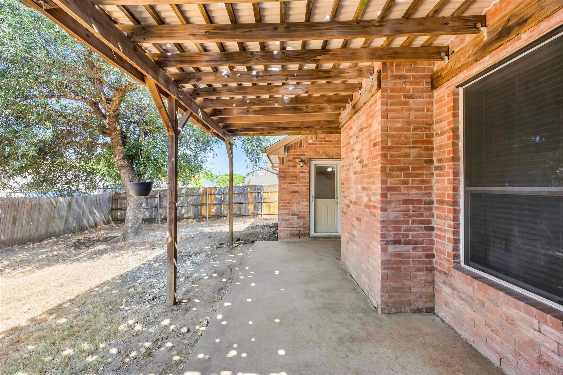 Single Family Residence For Sale in Ellis County , 419 River Oaks Boulevard, Waxahachie, Texas 75165, 3 Bedroom, 2 Bathroom, 2 Garage spaces, 1,903 Sqft, built in 2003, mls#21397337, Real Estate Agent in Waxahachie, Homes For Sale in Ellis county, Homes For Sale in Waxahachie, Realtor in Waxahachie Texas, Real Estate Brokerage Independent Realty Texas, Luminita Cordes Realtor
