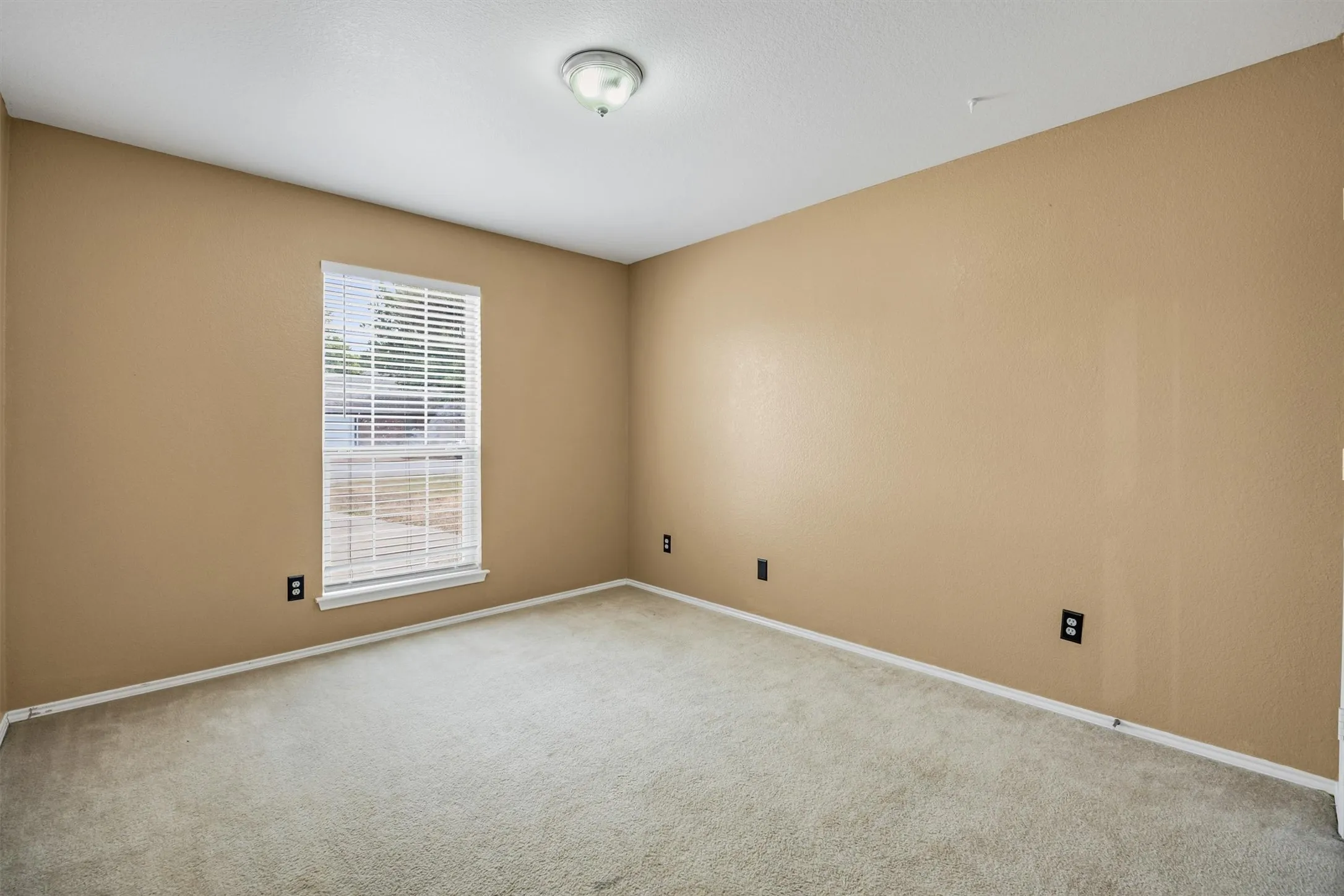 Single Family Residence For Sale in Ellis County , 419 River Oaks Boulevard, Waxahachie, Texas 75165, 3 Bedroom, 2 Bathroom, 2 Garage spaces, 1,903 Sqft, built in 2003, mls#21397337, Real Estate Agent in Waxahachie, Homes For Sale in Ellis county, Homes For Sale in Waxahachie, Realtor in Waxahachie Texas, Real Estate Brokerage Independent Realty Texas, Luminita Cordes Realtor