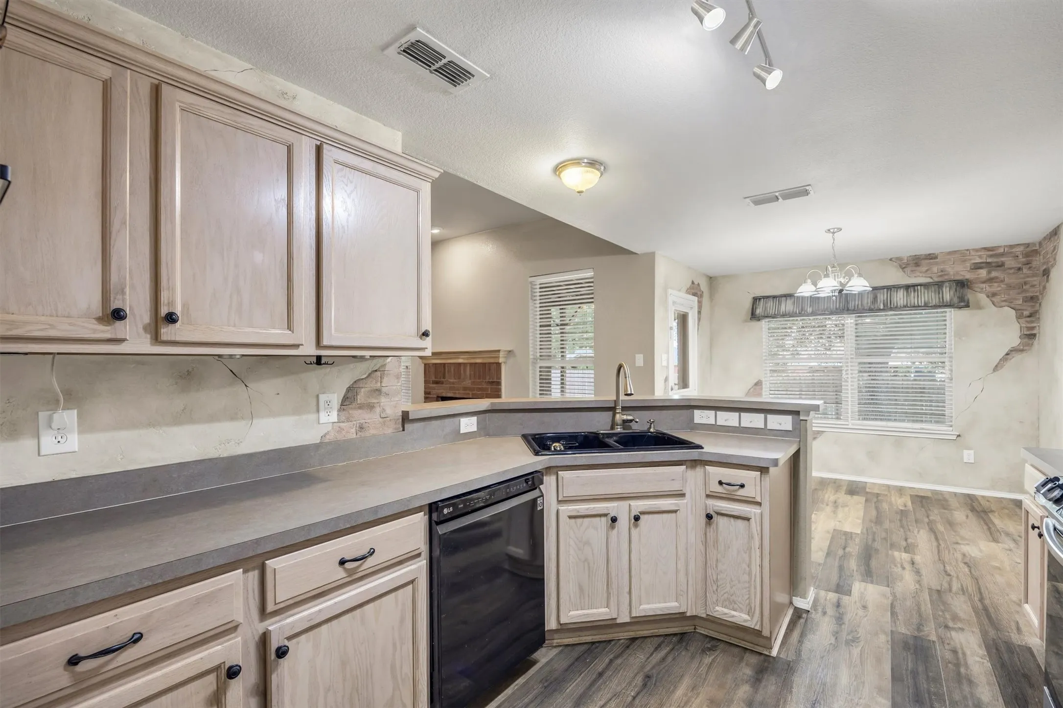 Single Family Residence For Sale in Ellis County , 419 River Oaks Boulevard, Waxahachie, Texas 75165, 3 Bedroom, 2 Bathroom, 2 Garage spaces, 1,903 Sqft, built in 2003, mls#21397337, Real Estate Agent in Waxahachie, Homes For Sale in Ellis county, Homes For Sale in Waxahachie, Realtor in Waxahachie Texas, Real Estate Brokerage Independent Realty Texas, Luminita Cordes Realtor