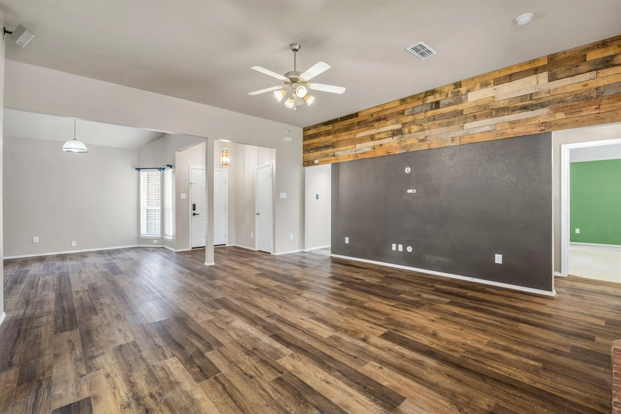 Single Family Residence For Sale in Ellis County , 419 River Oaks Boulevard, Waxahachie, Texas 75165, 3 Bedroom, 2 Bathroom, 2 Garage spaces, 1,903 Sqft, built in 2003, mls#21397337, Real Estate Agent in Waxahachie, Homes For Sale in Ellis county, Homes For Sale in Waxahachie, Realtor in Waxahachie Texas, Real Estate Brokerage Independent Realty Texas, Luminita Cordes Realtor