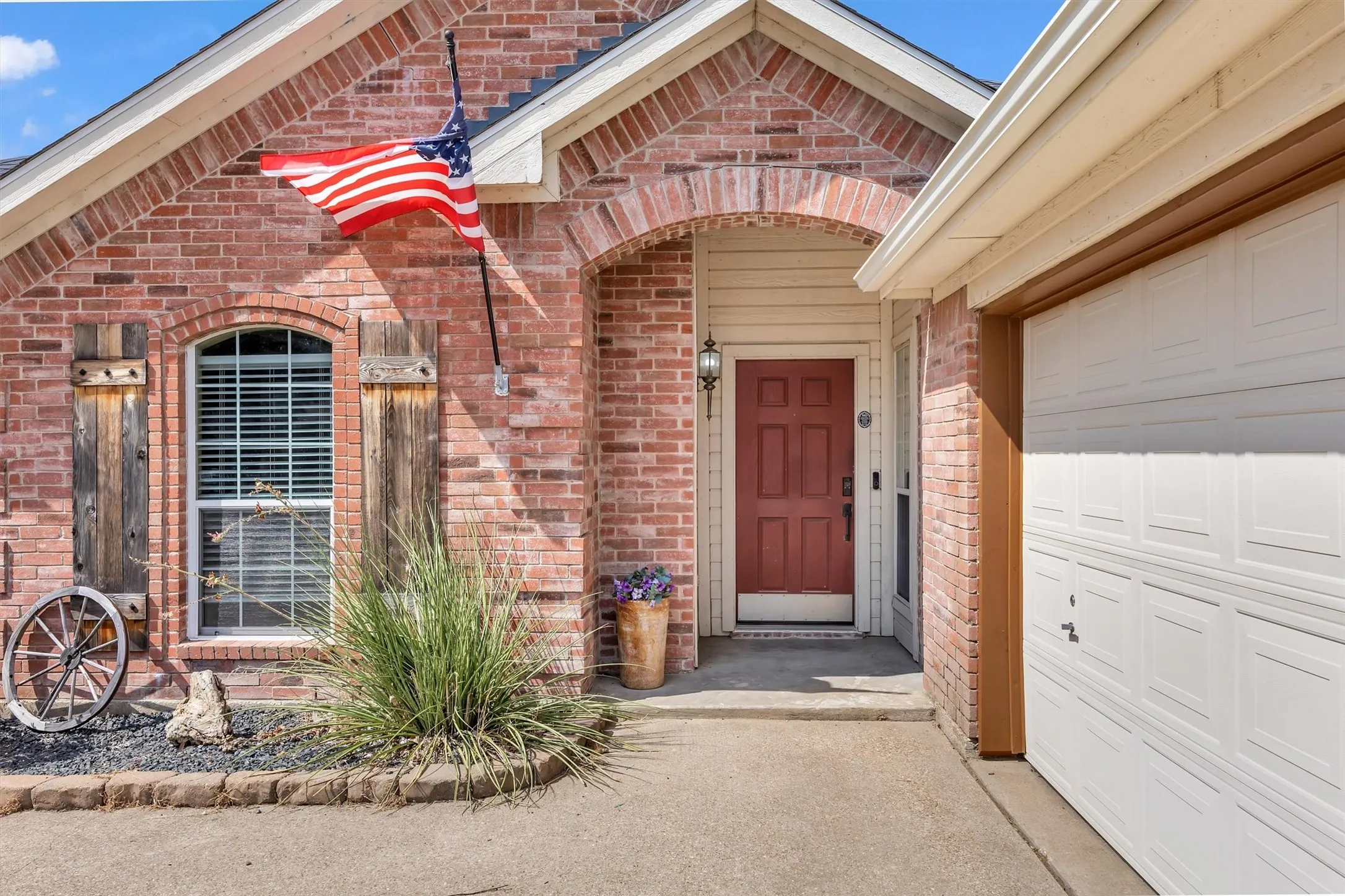 Single Family Residence For Sale in Ellis County , 419 River Oaks Boulevard, Waxahachie, Texas 75165, 3 Bedroom, 2 Bathroom, 2 Garage spaces, 1,903 Sqft, built in 2003, mls#21397337, Real Estate Agent in Waxahachie, Homes For Sale in Ellis county, Homes For Sale in Waxahachie, Realtor in Waxahachie Texas, Real Estate Brokerage Independent Realty Texas, Luminita Cordes Realtor