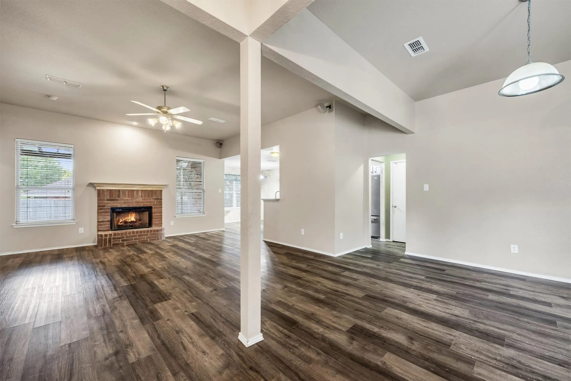 Single Family Residence For Sale in Ellis County , 419 River Oaks Boulevard, Waxahachie, Texas 75165, 3 Bedroom, 2 Bathroom, 2 Garage spaces, 1,903 Sqft, built in 2003, mls#21397337, Real Estate Agent in Waxahachie, Homes For Sale in Ellis county, Homes For Sale in Waxahachie, Realtor in Waxahachie Texas, Real Estate Brokerage Independent Realty Texas, Luminita Cordes Realtor