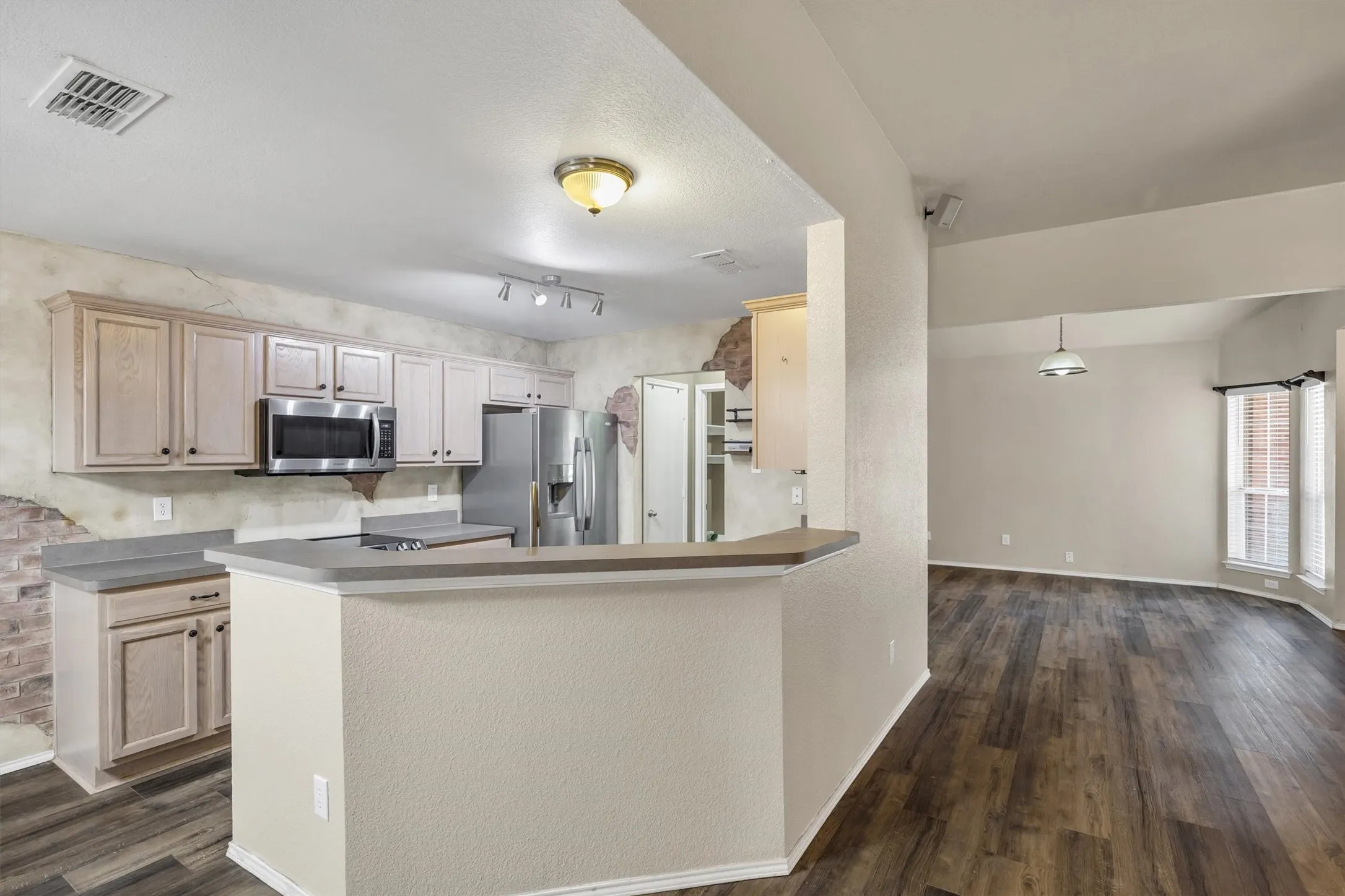 Single Family Residence For Sale in Ellis County , 419 River Oaks Boulevard, Waxahachie, Texas 75165, 3 Bedroom, 2 Bathroom, 2 Garage spaces, 1,903 Sqft, built in 2003, mls#21397337, Real Estate Agent in Waxahachie, Homes For Sale in Ellis county, Homes For Sale in Waxahachie, Realtor in Waxahachie Texas, Real Estate Brokerage Independent Realty Texas, Luminita Cordes Realtor