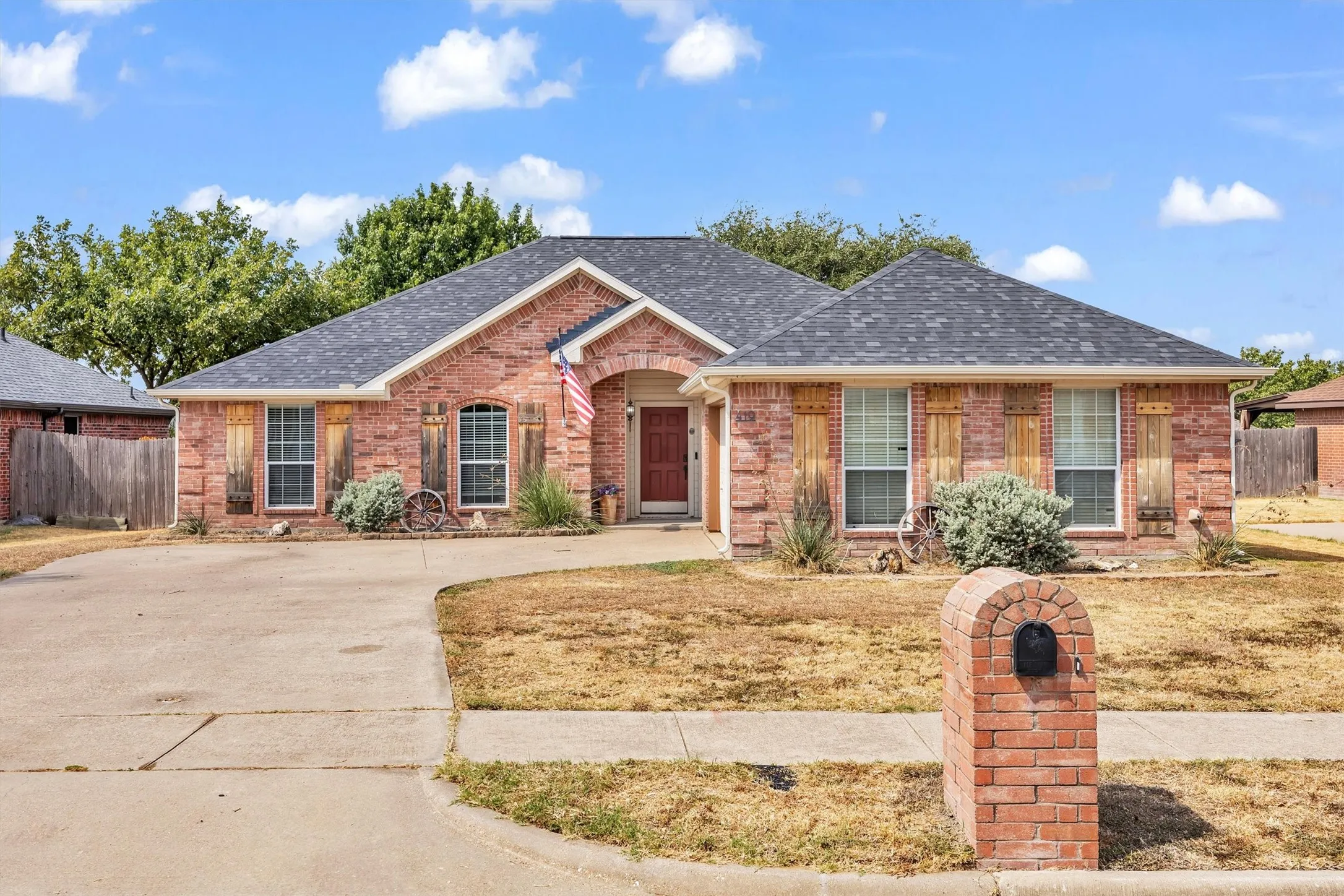 Single Family Residence For Sale in Ellis County , 419 River Oaks Boulevard, Waxahachie, Texas 75165, 3 Bedroom, 2 Bathroom, 2 Garage spaces, 1,903 Sqft, built in 2003, mls#21397337, Real Estate Agent in Waxahachie, Homes For Sale in Ellis county, Homes For Sale in Waxahachie, Realtor in Waxahachie Texas, Real Estate Brokerage Independent Realty Texas, Luminita Cordes Realtor