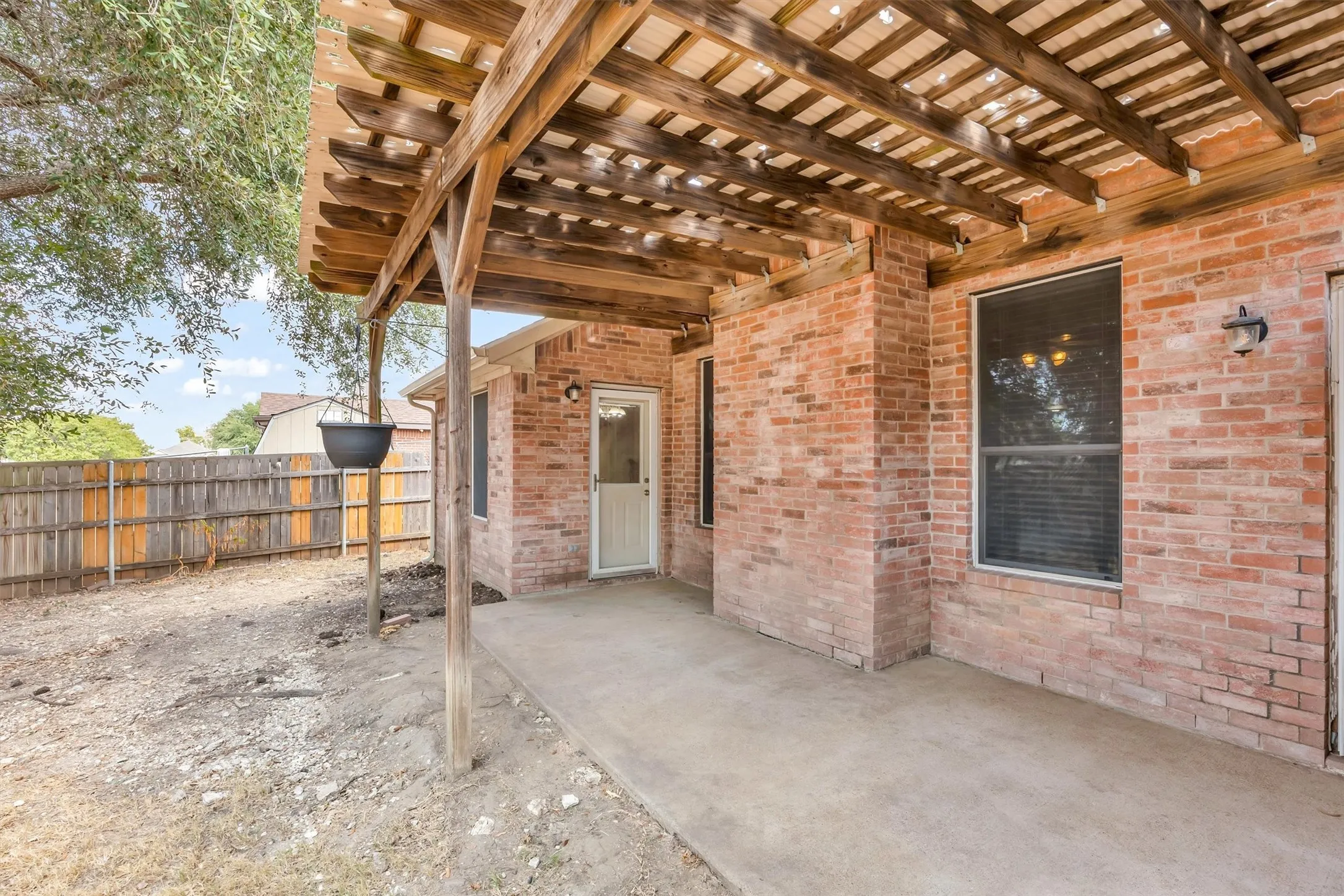 Single Family Residence For Sale in Ellis County , 419 River Oaks Boulevard, Waxahachie, Texas 75165, 3 Bedroom, 2 Bathroom, 2 Garage spaces, 1,903 Sqft, built in 2003, mls#21397337, Real Estate Agent in Waxahachie, Homes For Sale in Ellis county, Homes For Sale in Waxahachie, Realtor in Waxahachie Texas, Real Estate Brokerage Independent Realty Texas, Luminita Cordes Realtor