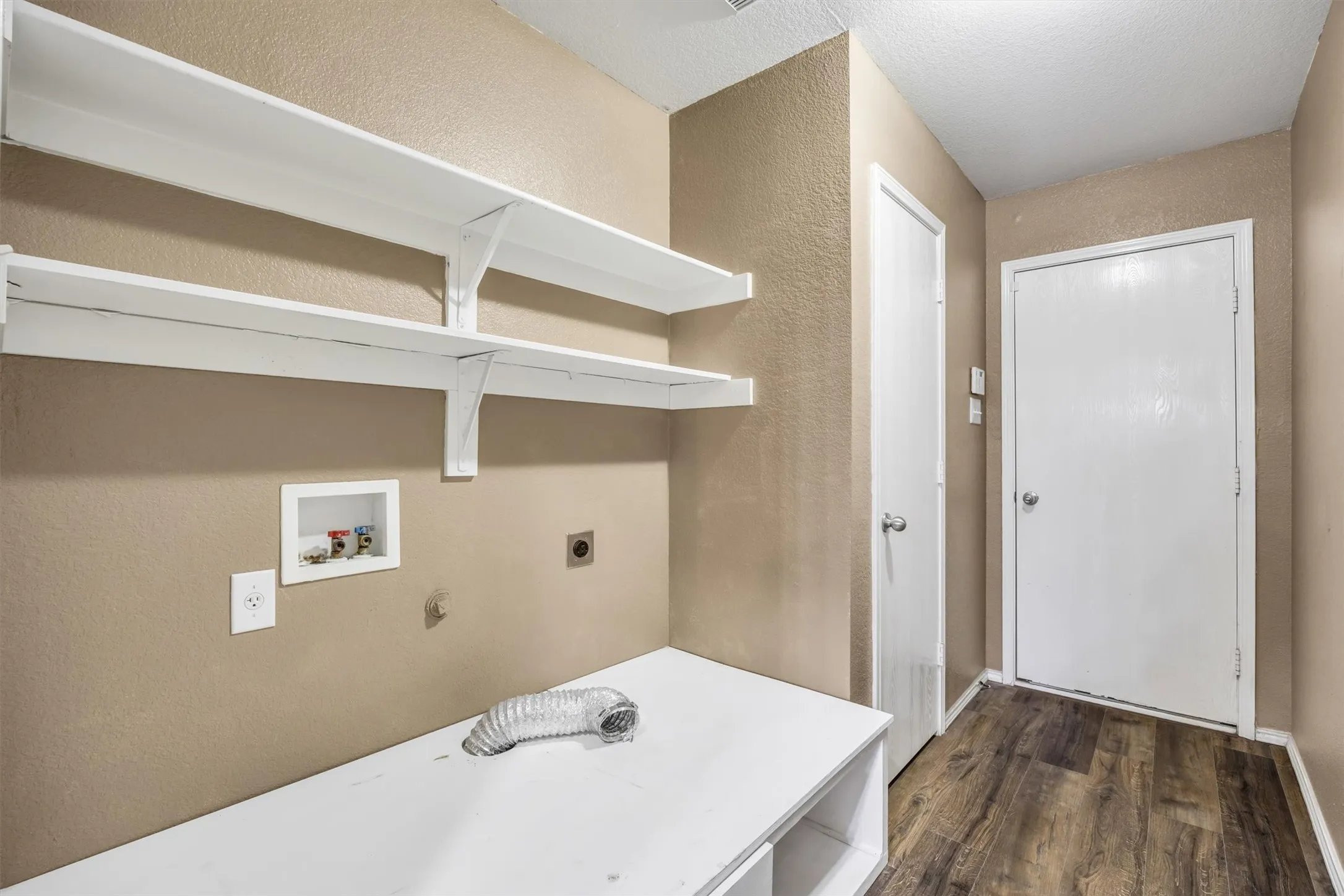 Single Family Residence For Sale in Ellis County , 419 River Oaks Boulevard, Waxahachie, Texas 75165, 3 Bedroom, 2 Bathroom, 2 Garage spaces, 1,903 Sqft, built in 2003, mls#21397337, Real Estate Agent in Waxahachie, Homes For Sale in Ellis county, Homes For Sale in Waxahachie, Realtor in Waxahachie Texas, Real Estate Brokerage Independent Realty Texas, Luminita Cordes Realtor