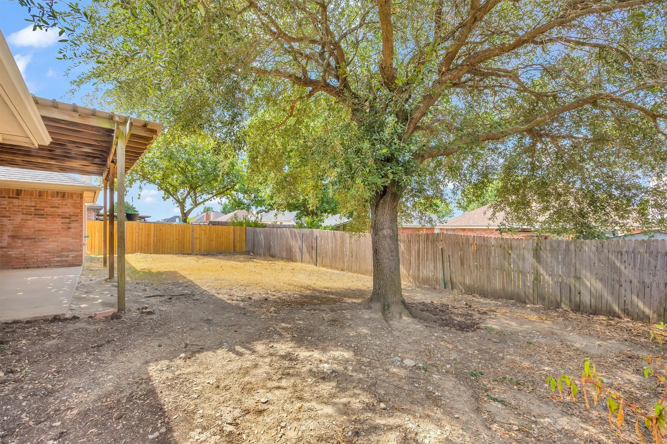 Single Family Residence For Sale in Ellis County , 419 River Oaks Boulevard, Waxahachie, Texas 75165, 3 Bedroom, 2 Bathroom, 2 Garage spaces, 1,903 Sqft, built in 2003, mls#21397337, Real Estate Agent in Waxahachie, Homes For Sale in Ellis county, Homes For Sale in Waxahachie, Realtor in Waxahachie Texas, Real Estate Brokerage Independent Realty Texas, Luminita Cordes Realtor