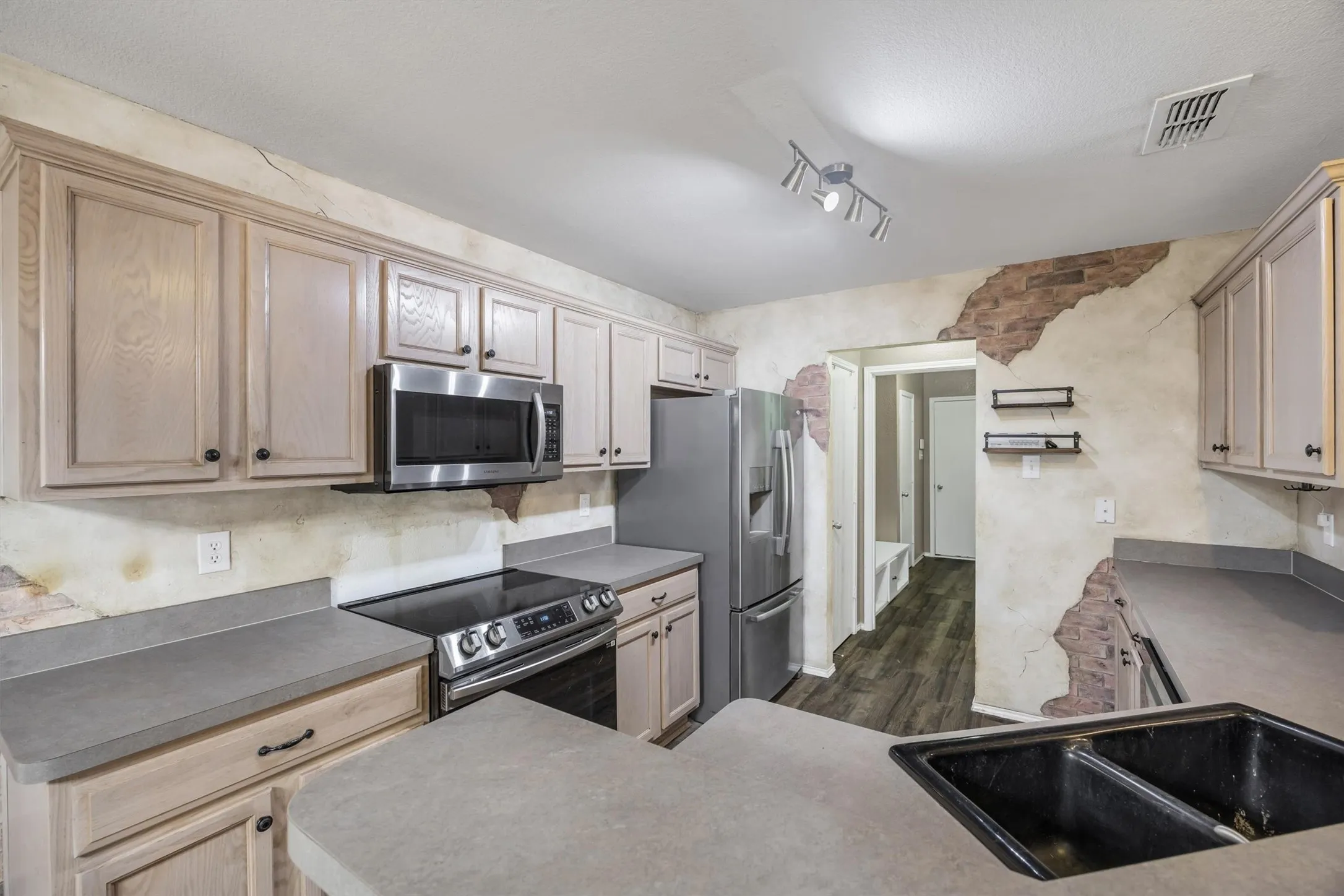 Single Family Residence For Sale in Ellis County , 419 River Oaks Boulevard, Waxahachie, Texas 75165, 3 Bedroom, 2 Bathroom, 2 Garage spaces, 1,903 Sqft, built in 2003, mls#21397337, Real Estate Agent in Waxahachie, Homes For Sale in Ellis county, Homes For Sale in Waxahachie, Realtor in Waxahachie Texas, Real Estate Brokerage Independent Realty Texas, Luminita Cordes Realtor