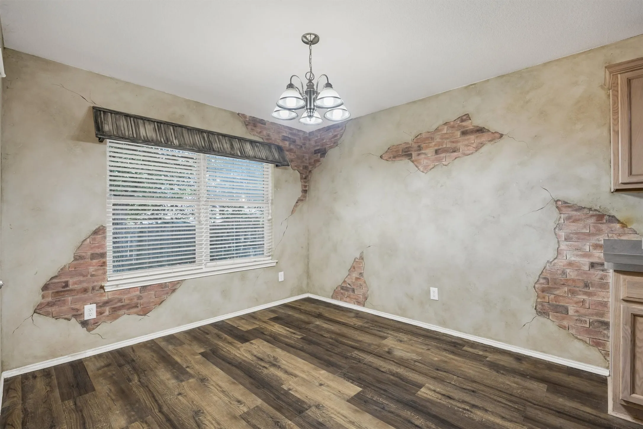 Single Family Residence For Sale in Ellis County , 419 River Oaks Boulevard, Waxahachie, Texas 75165, 3 Bedroom, 2 Bathroom, 2 Garage spaces, 1,903 Sqft, built in 2003, mls#21397337, Real Estate Agent in Waxahachie, Homes For Sale in Ellis county, Homes For Sale in Waxahachie, Realtor in Waxahachie Texas, Real Estate Brokerage Independent Realty Texas, Luminita Cordes Realtor
