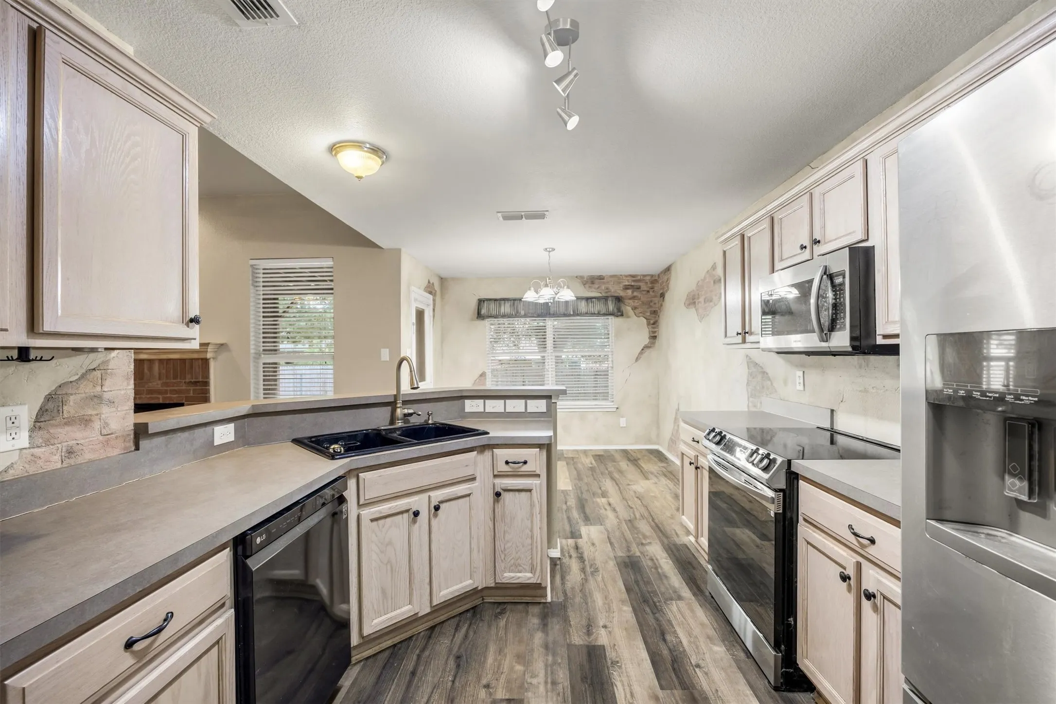 Single Family Residence For Sale in Ellis County , 419 River Oaks Boulevard, Waxahachie, Texas 75165, 3 Bedroom, 2 Bathroom, 2 Garage spaces, 1,903 Sqft, built in 2003, mls#21397337, Real Estate Agent in Waxahachie, Homes For Sale in Ellis county, Homes For Sale in Waxahachie, Realtor in Waxahachie Texas, Real Estate Brokerage Independent Realty Texas, Luminita Cordes Realtor
