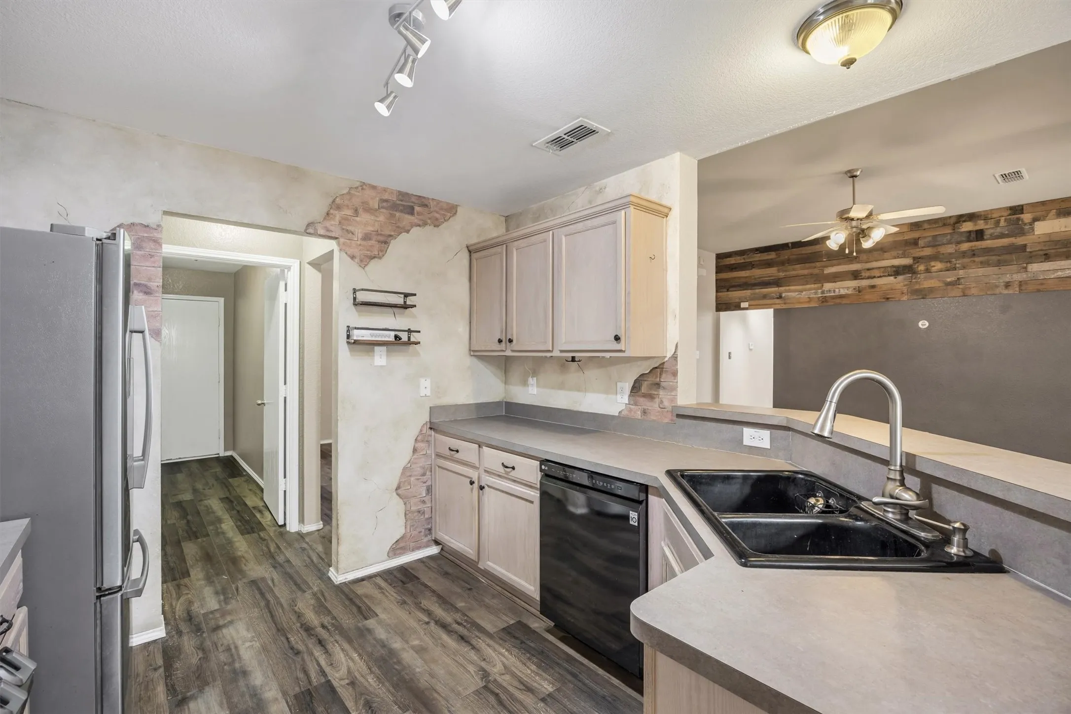 Single Family Residence For Sale in Ellis County , 419 River Oaks Boulevard, Waxahachie, Texas 75165, 3 Bedroom, 2 Bathroom, 2 Garage spaces, 1,903 Sqft, built in 2003, mls#21397337, Real Estate Agent in Waxahachie, Homes For Sale in Ellis county, Homes For Sale in Waxahachie, Realtor in Waxahachie Texas, Real Estate Brokerage Independent Realty Texas, Luminita Cordes Realtor
