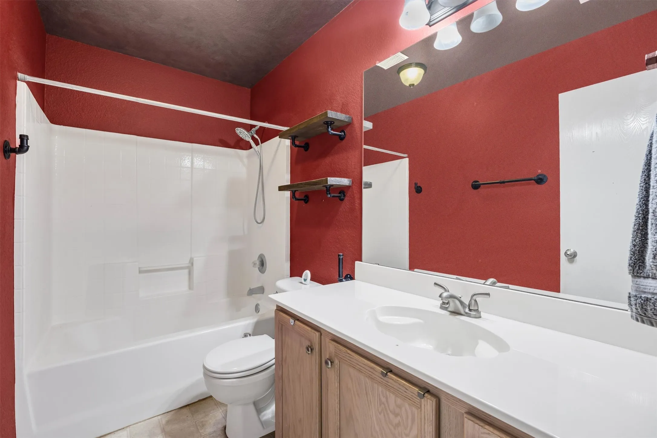 Single Family Residence For Sale in Ellis County , 419 River Oaks Boulevard, Waxahachie, Texas 75165, 3 Bedroom, 2 Bathroom, 2 Garage spaces, 1,903 Sqft, built in 2003, mls#21397337, Real Estate Agent in Waxahachie, Homes For Sale in Ellis county, Homes For Sale in Waxahachie, Realtor in Waxahachie Texas, Real Estate Brokerage Independent Realty Texas, Luminita Cordes Realtor