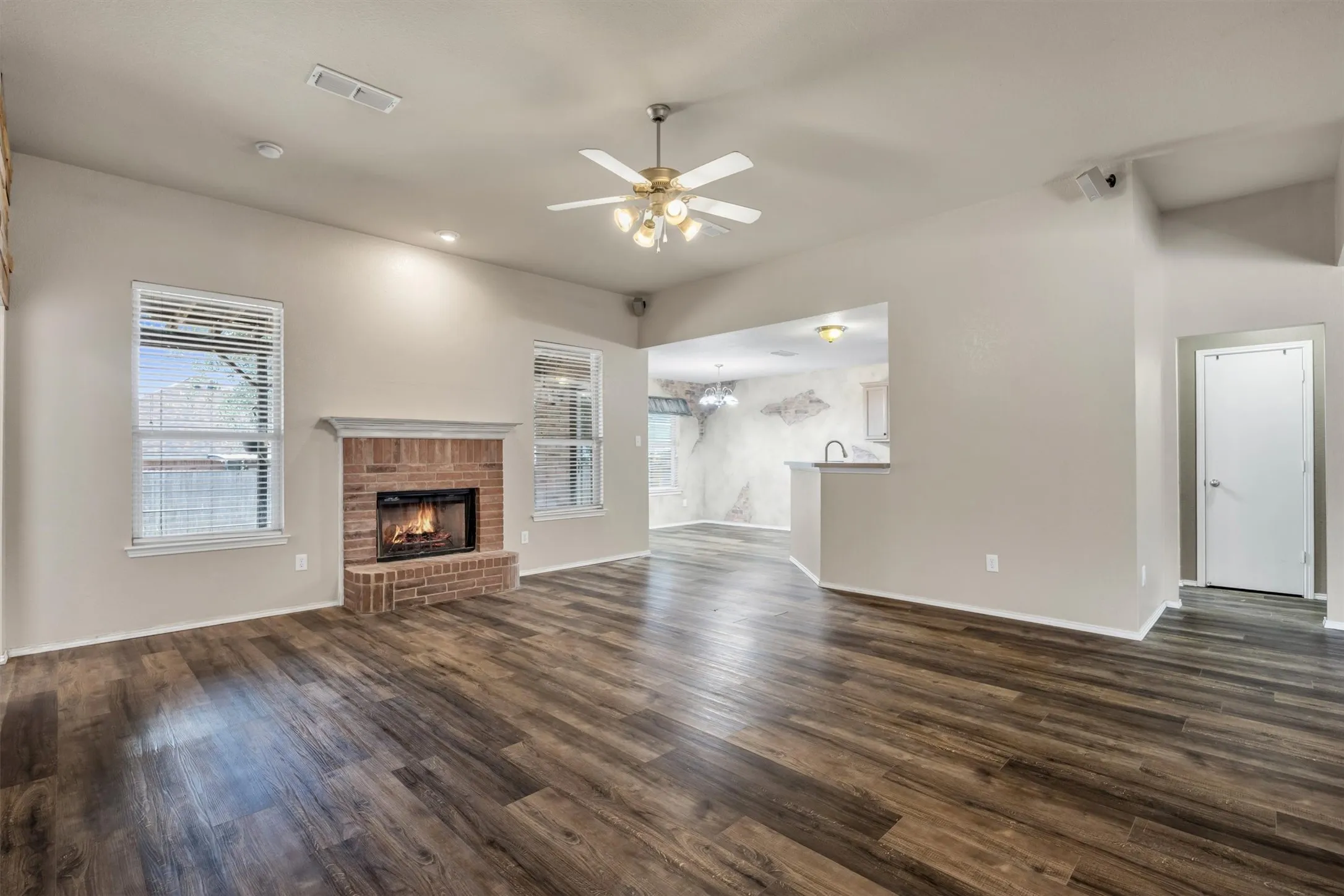 Single Family Residence For Sale in Ellis County , 419 River Oaks Boulevard, Waxahachie, Texas 75165, 3 Bedroom, 2 Bathroom, 2 Garage spaces, 1,903 Sqft, built in 2003, mls#21397337, Real Estate Agent in Waxahachie, Homes For Sale in Ellis county, Homes For Sale in Waxahachie, Realtor in Waxahachie Texas, Real Estate Brokerage Independent Realty Texas, Luminita Cordes Realtor